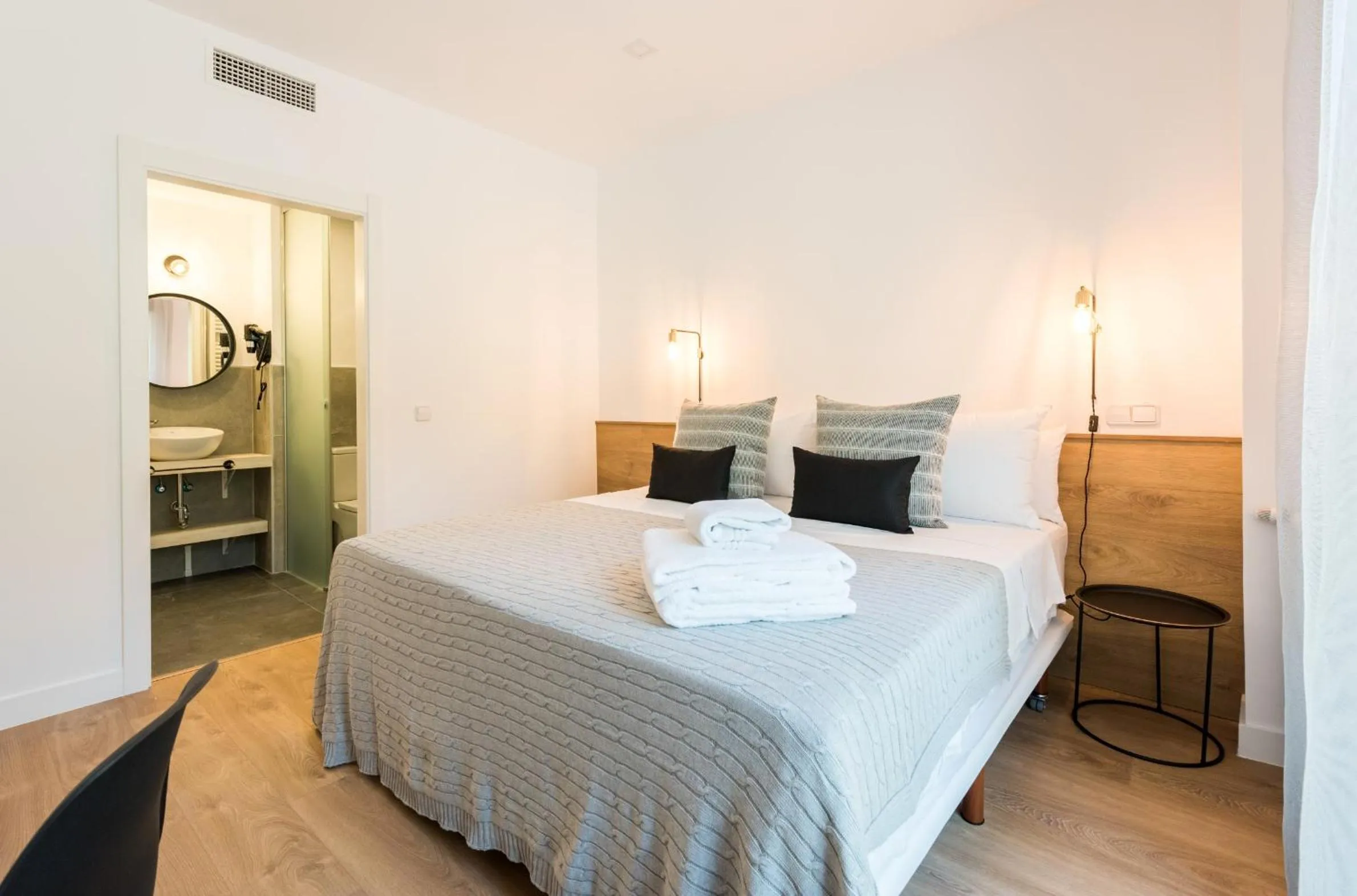 Bed in Plaza de España Skyline