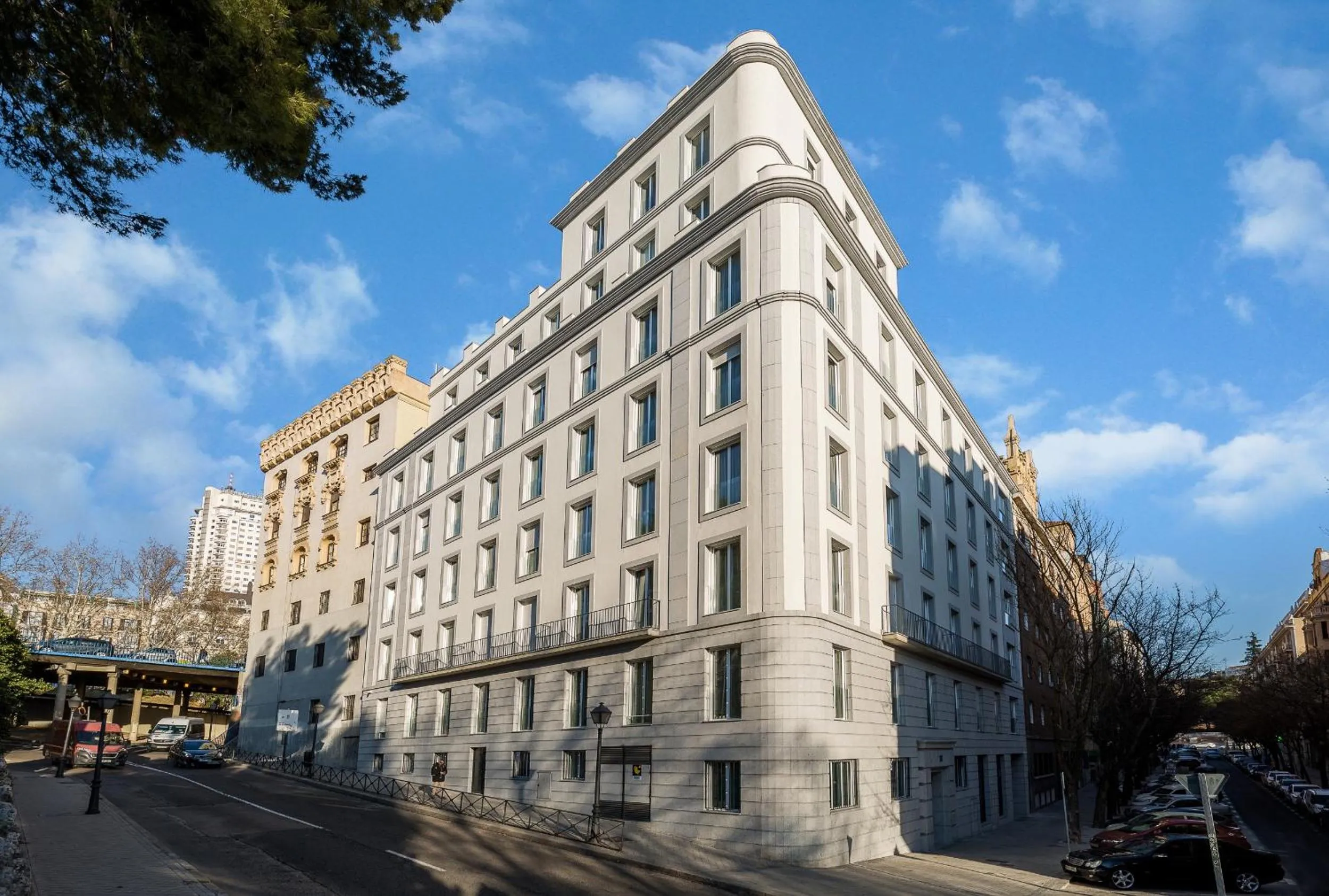 Property building in Plaza de España Skyline
