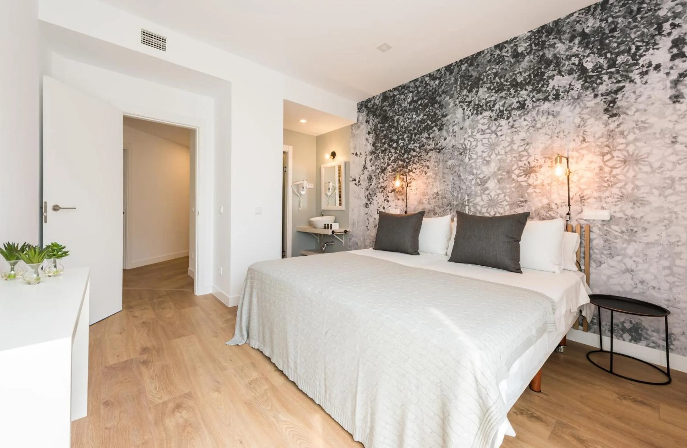 Bed in Plaza de España Skyline