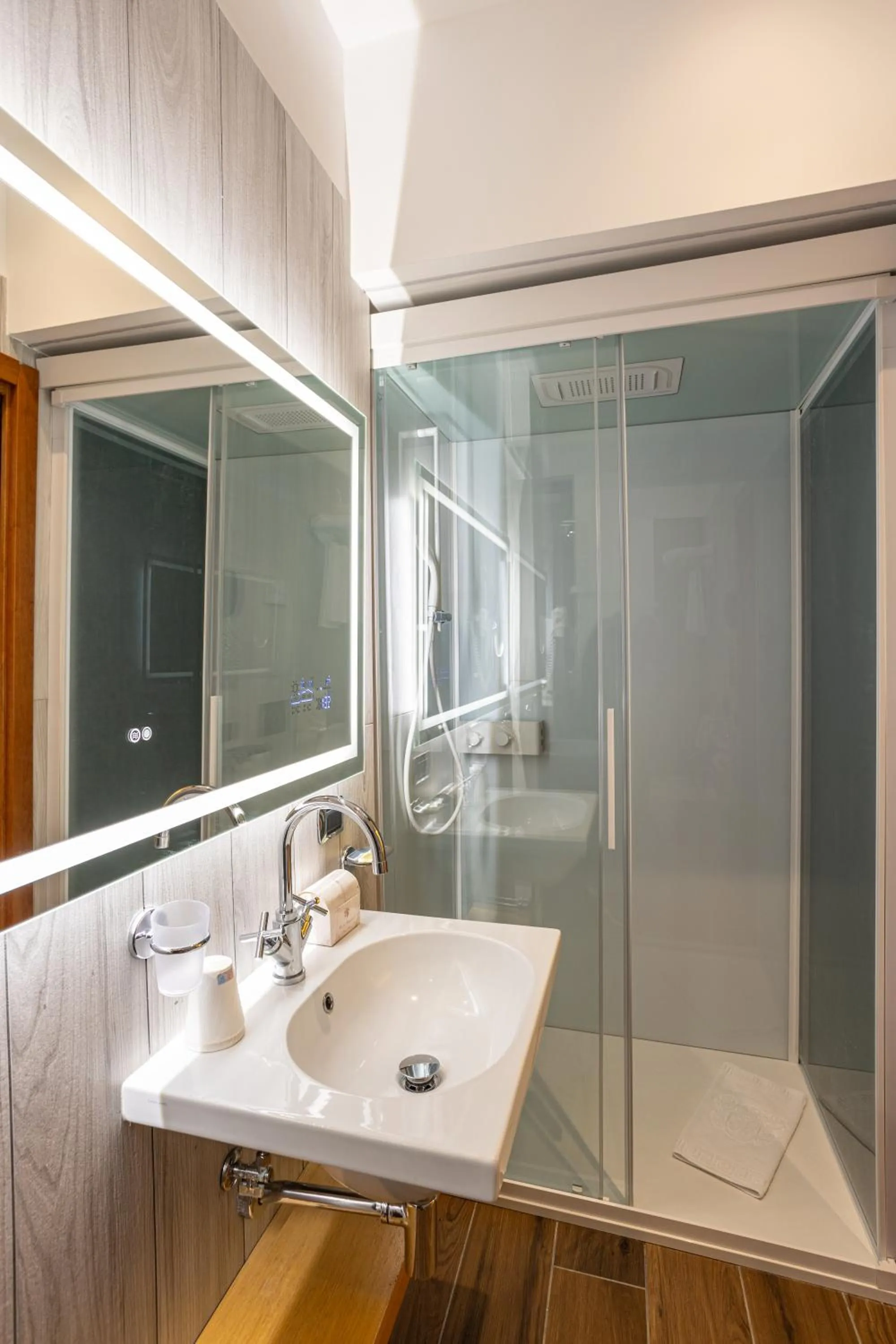 Shower in Hotel Manfredi Suite In Rome