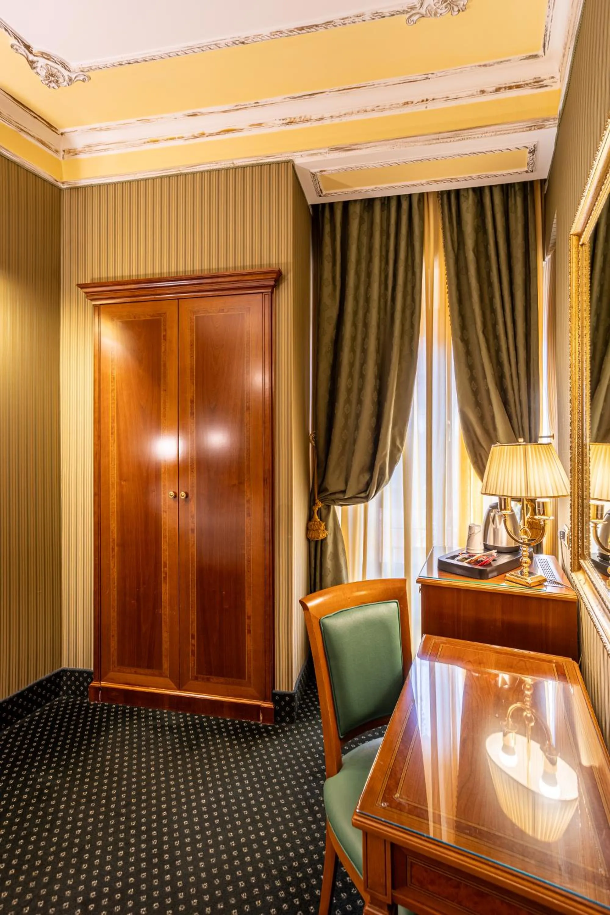 wardrobe in Hotel Manfredi Suite In Rome