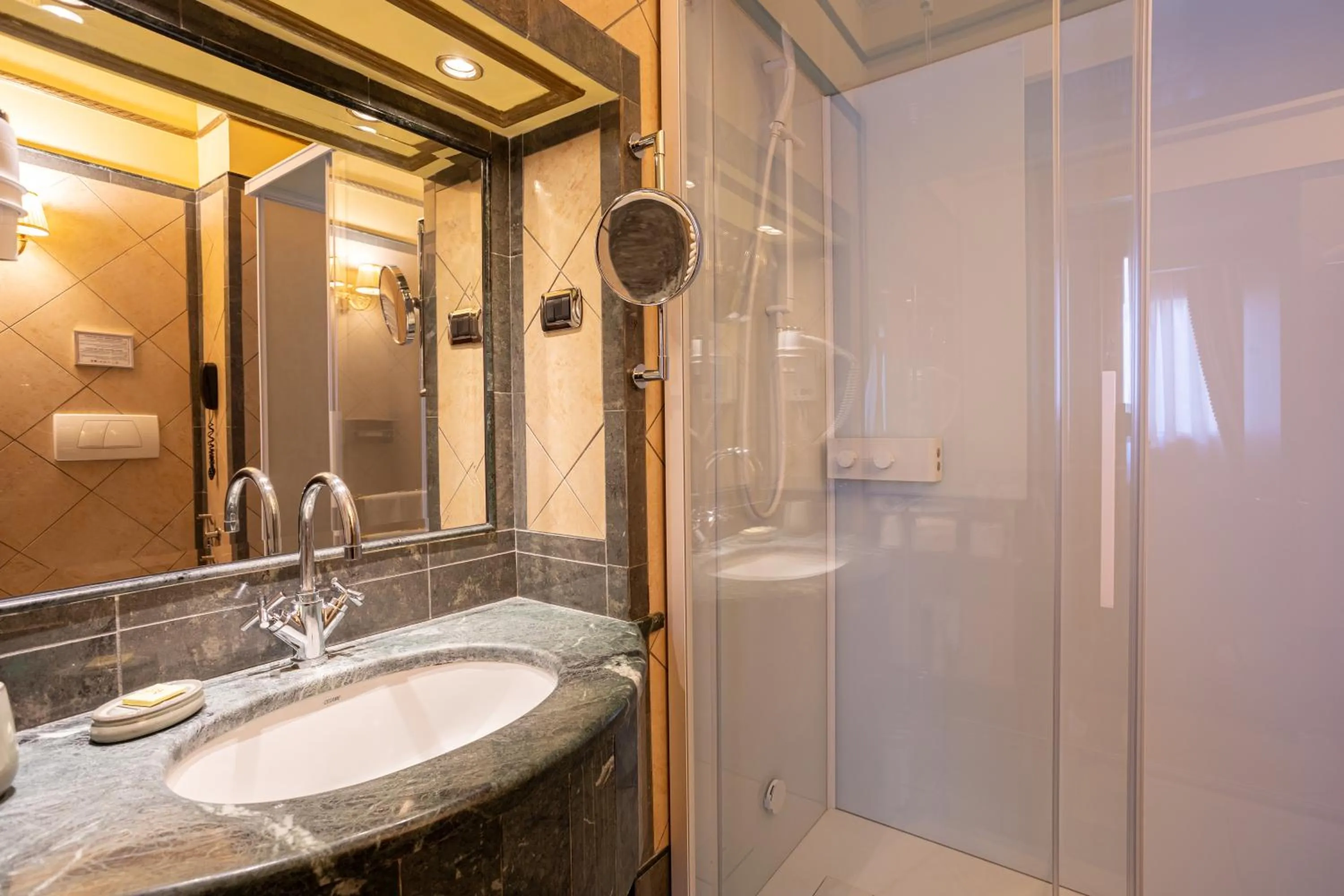 Shower in Hotel Manfredi Suite In Rome