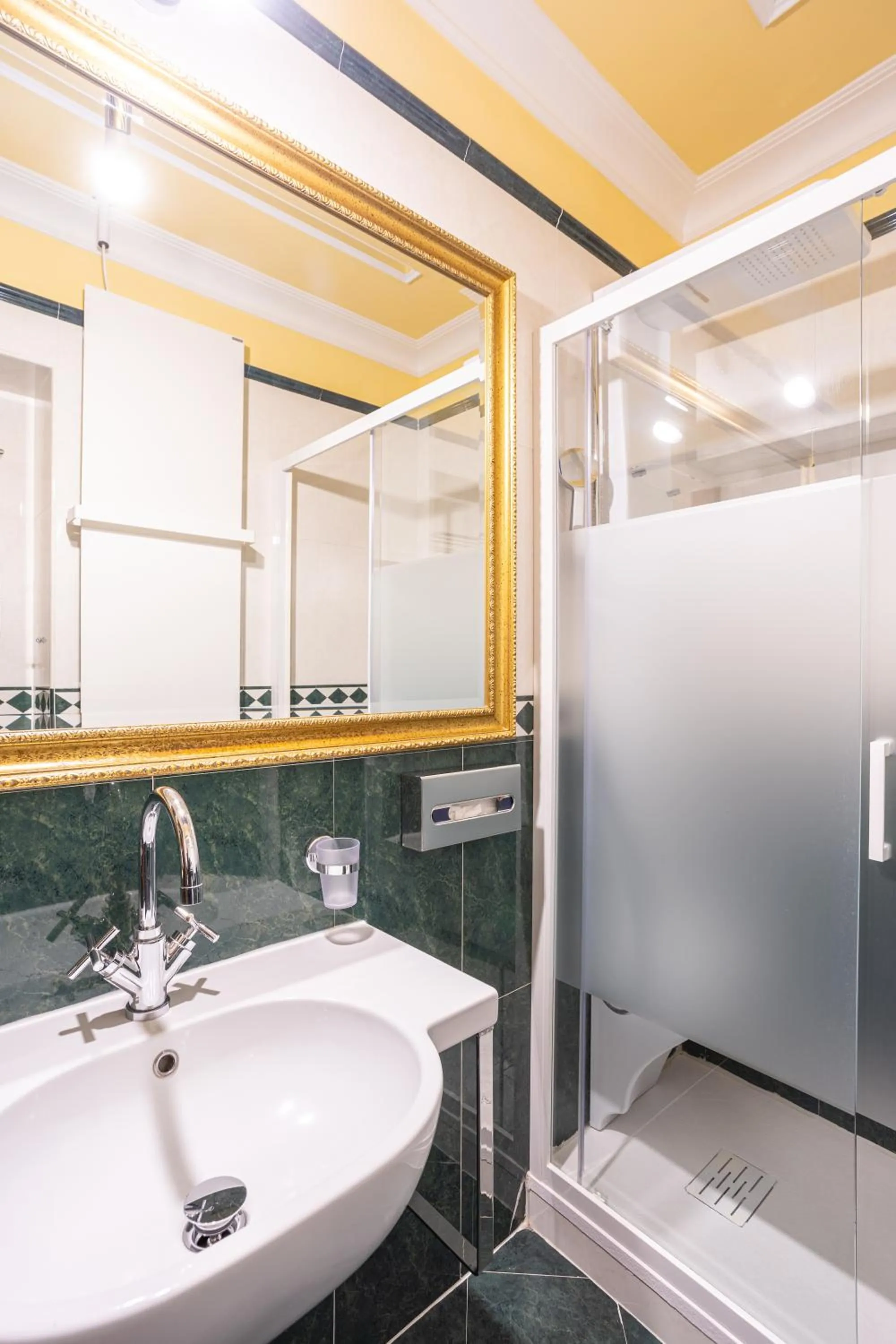 Shower in Hotel Manfredi Suite In Rome