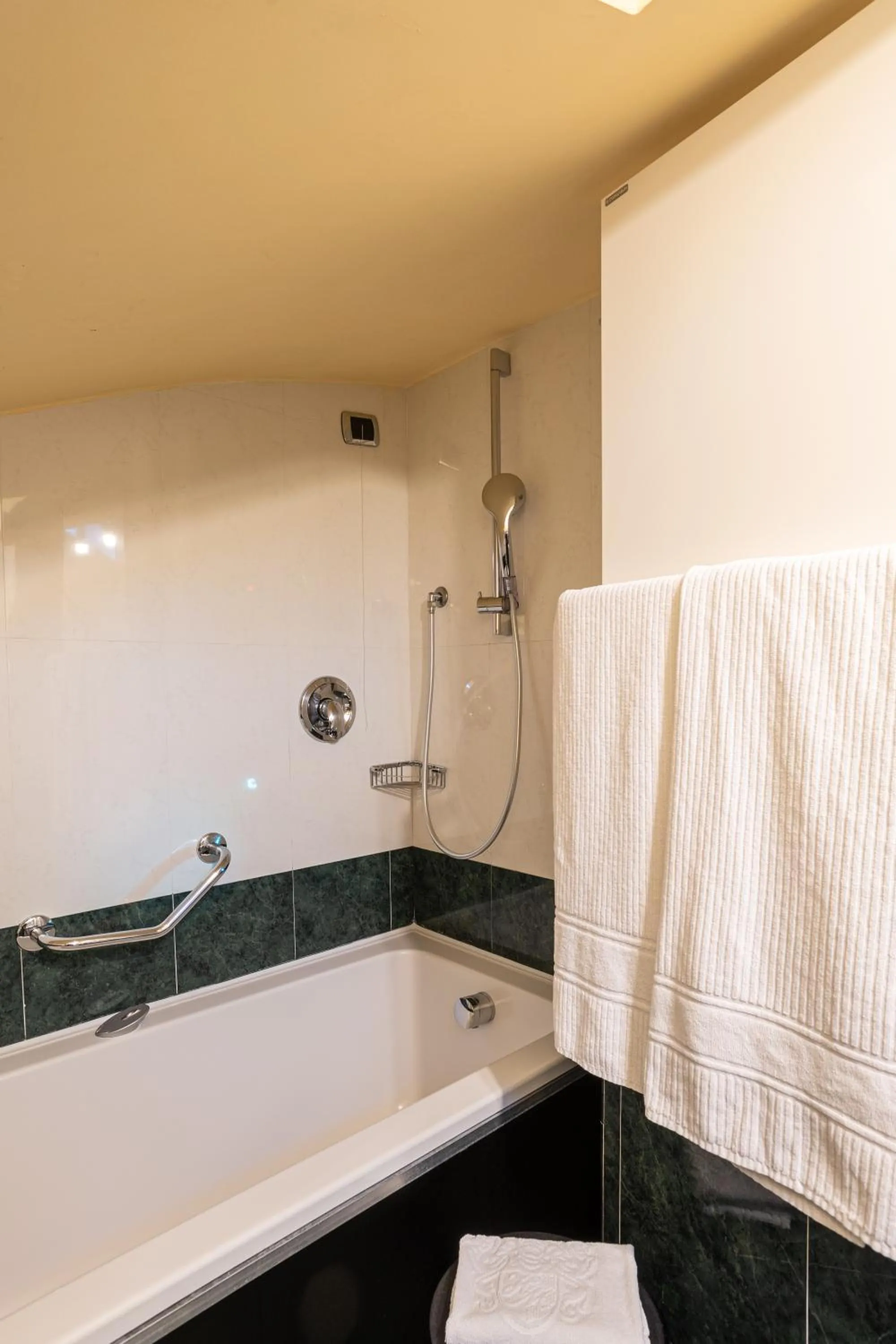 Bath in Hotel Manfredi Suite In Rome