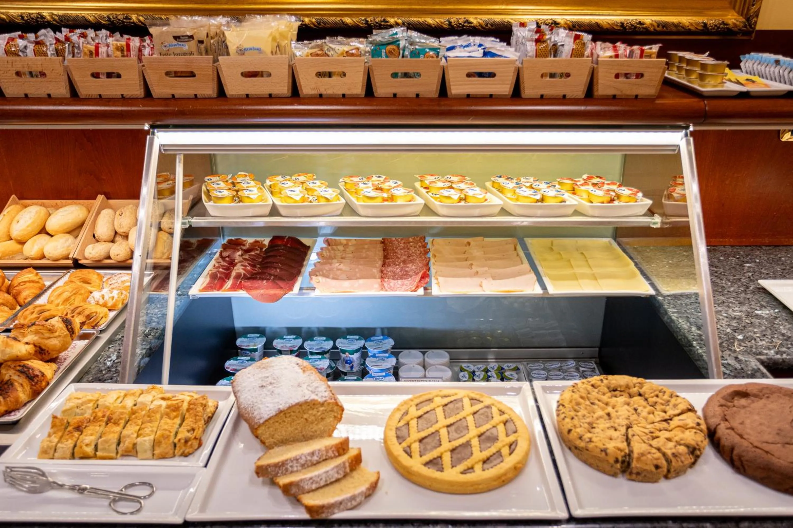 Food and drinks in Hotel Manfredi Suite In Rome