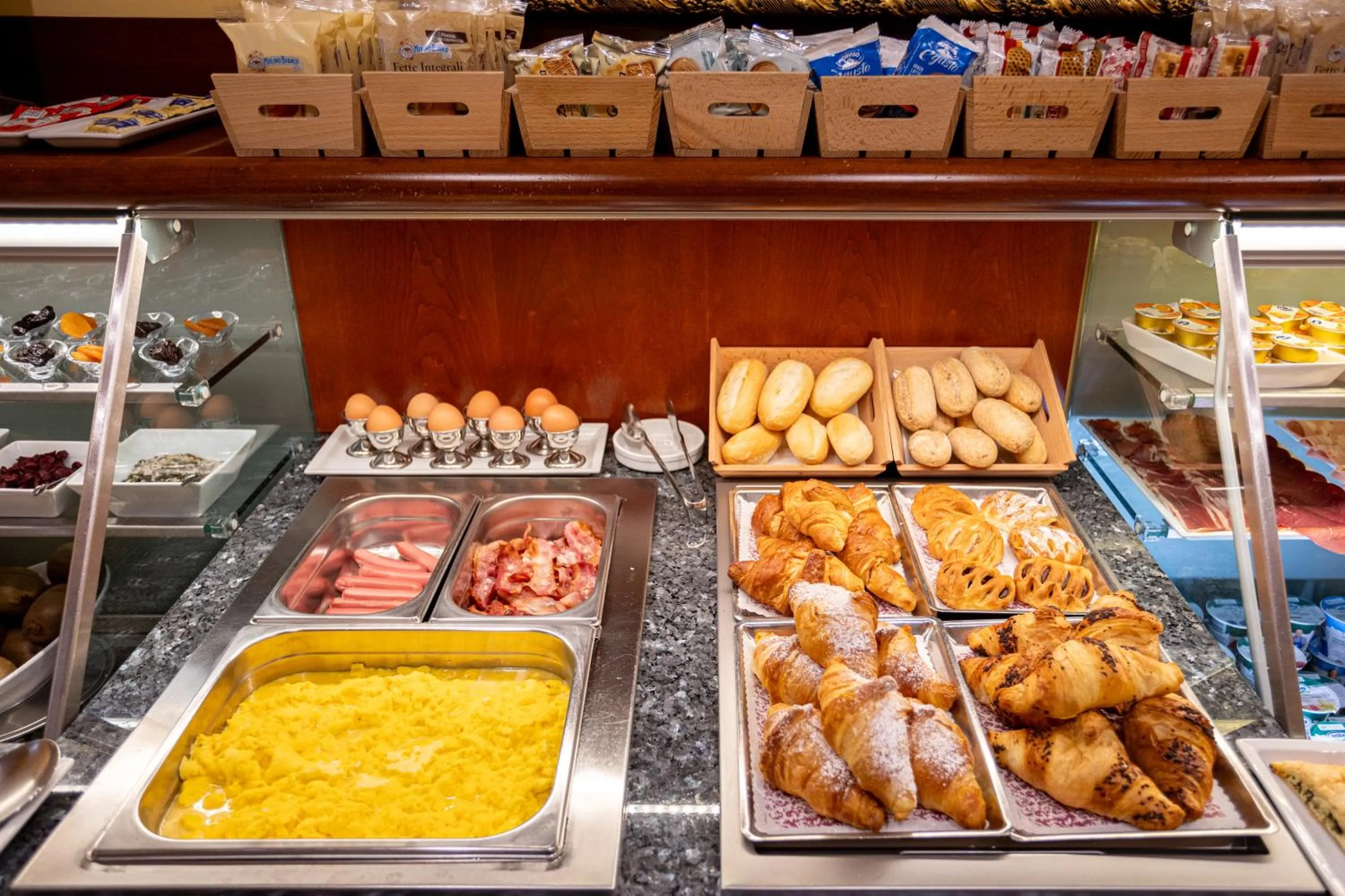 Food and drinks in Hotel Manfredi Suite In Rome