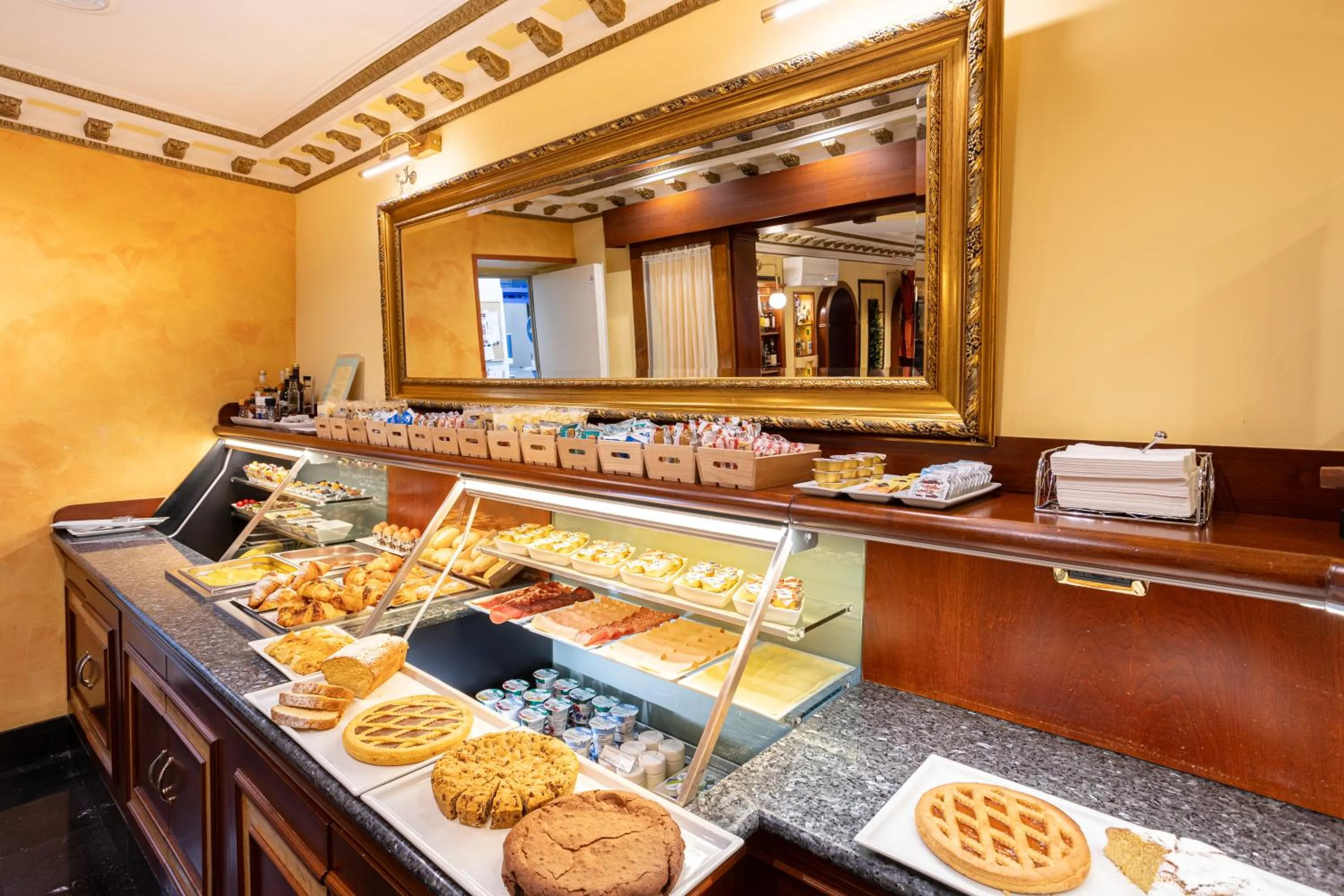 Food and drinks in Hotel Manfredi Suite In Rome