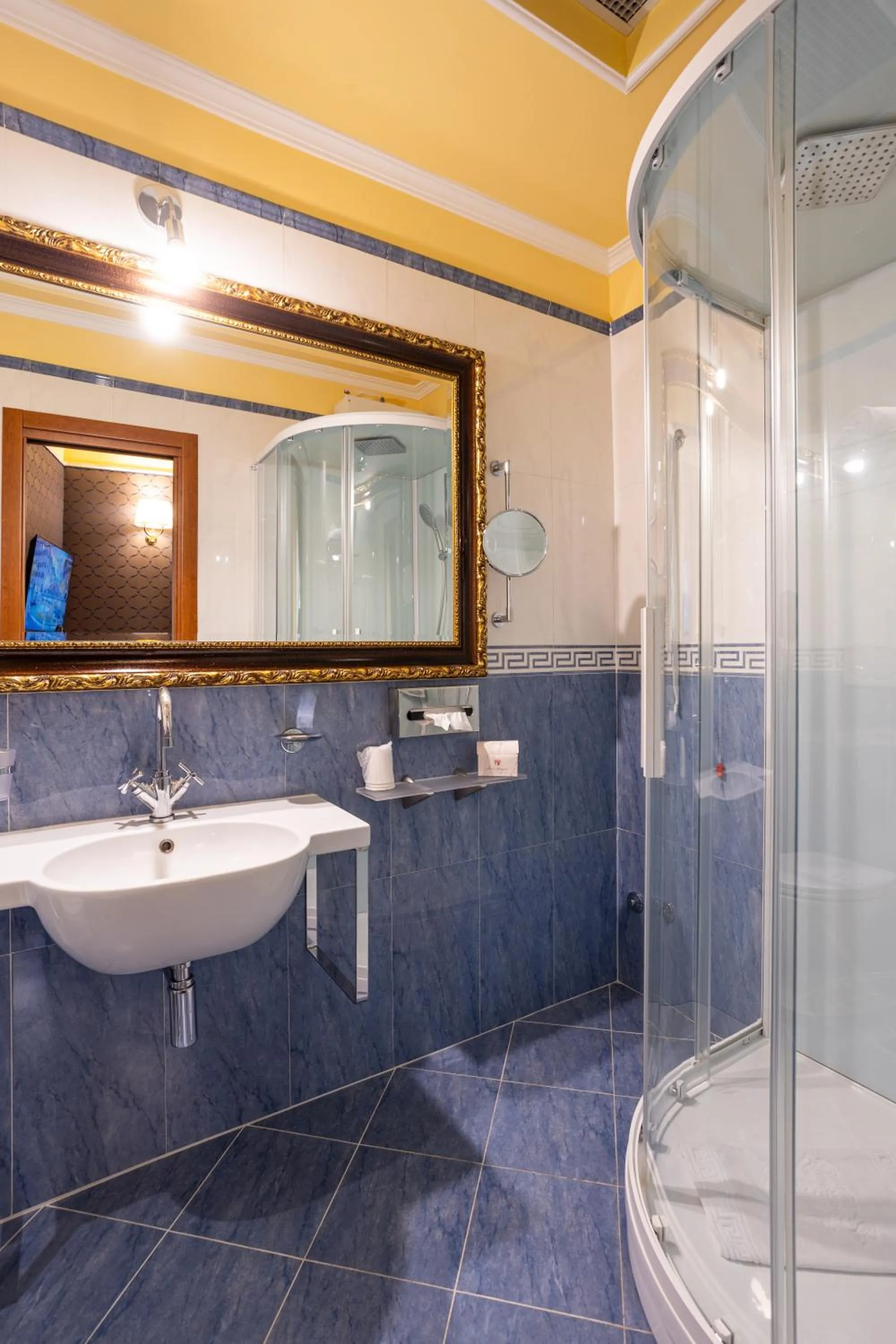 Shower in Hotel Manfredi Suite In Rome