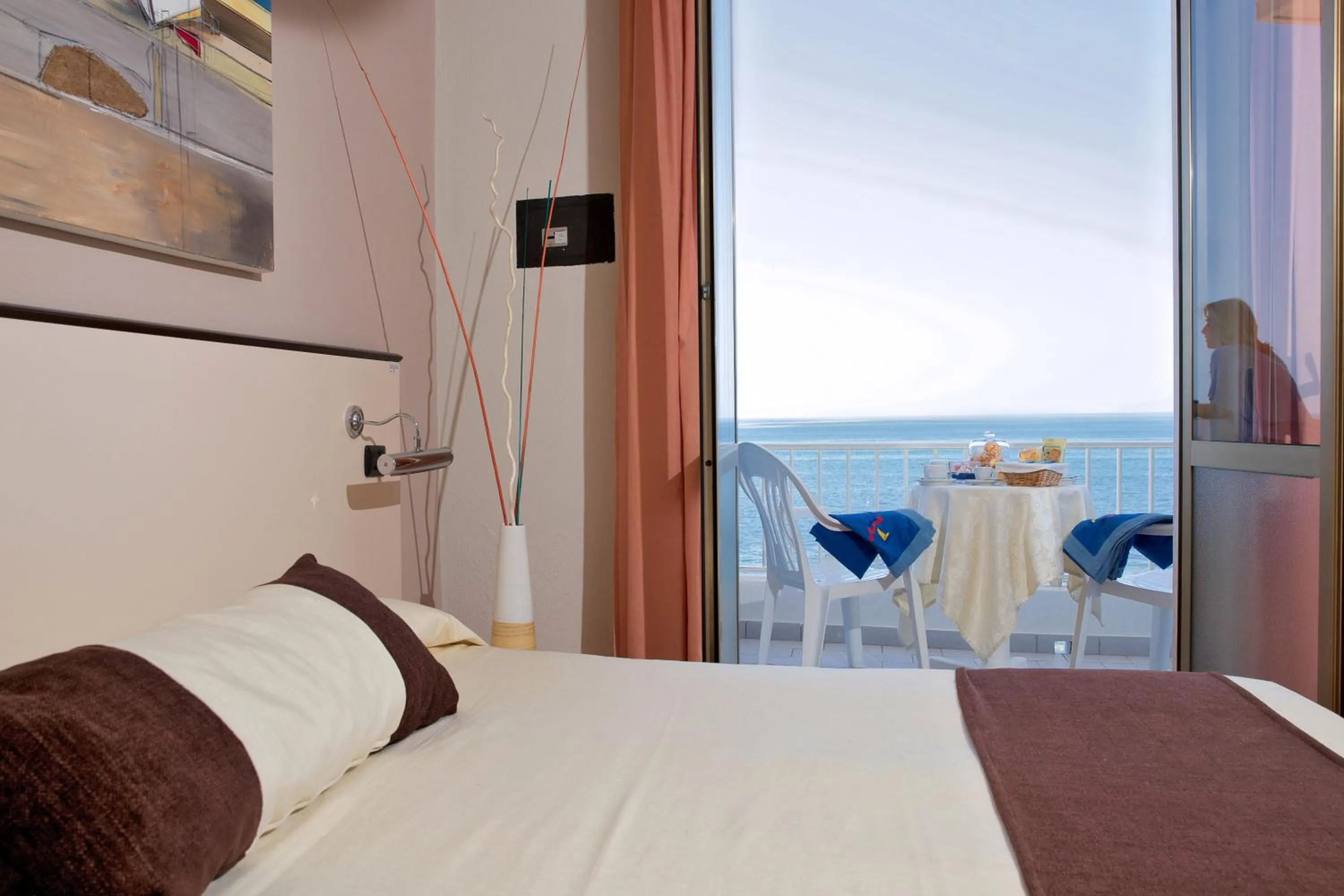 Shower, Bed in Hotel Mediterraneo Sapri