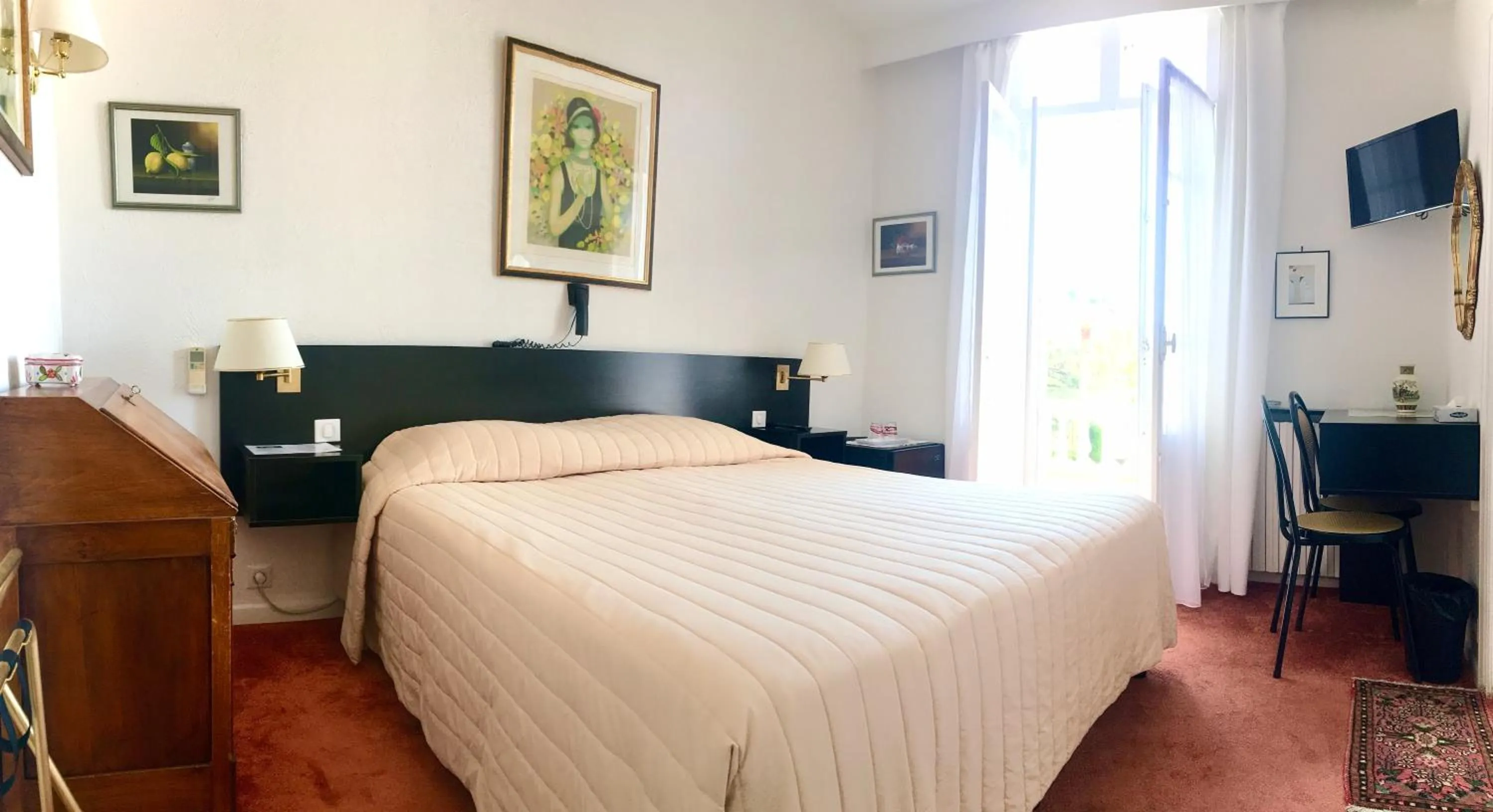 Photo of the whole room in Hotel des Mimosas