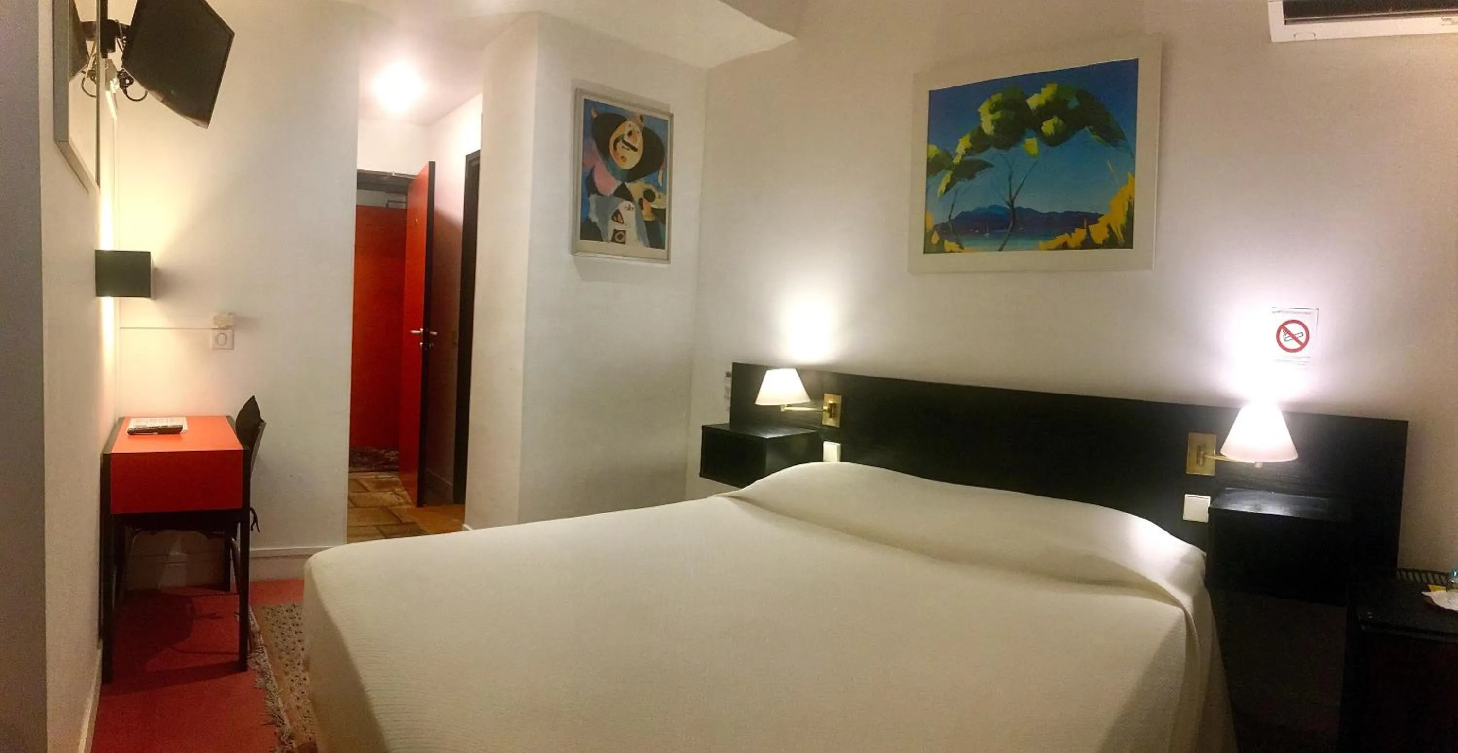 Photo of the whole room in Hotel des Mimosas