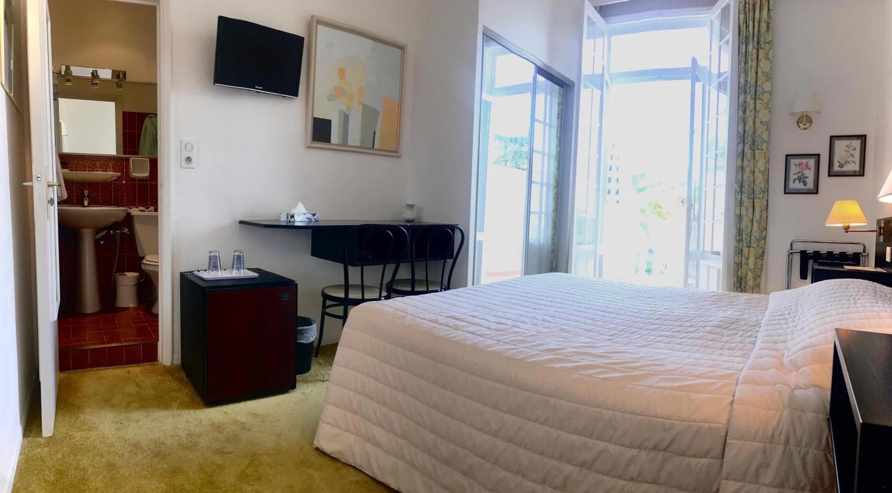 Photo of the whole room in Hotel des Mimosas