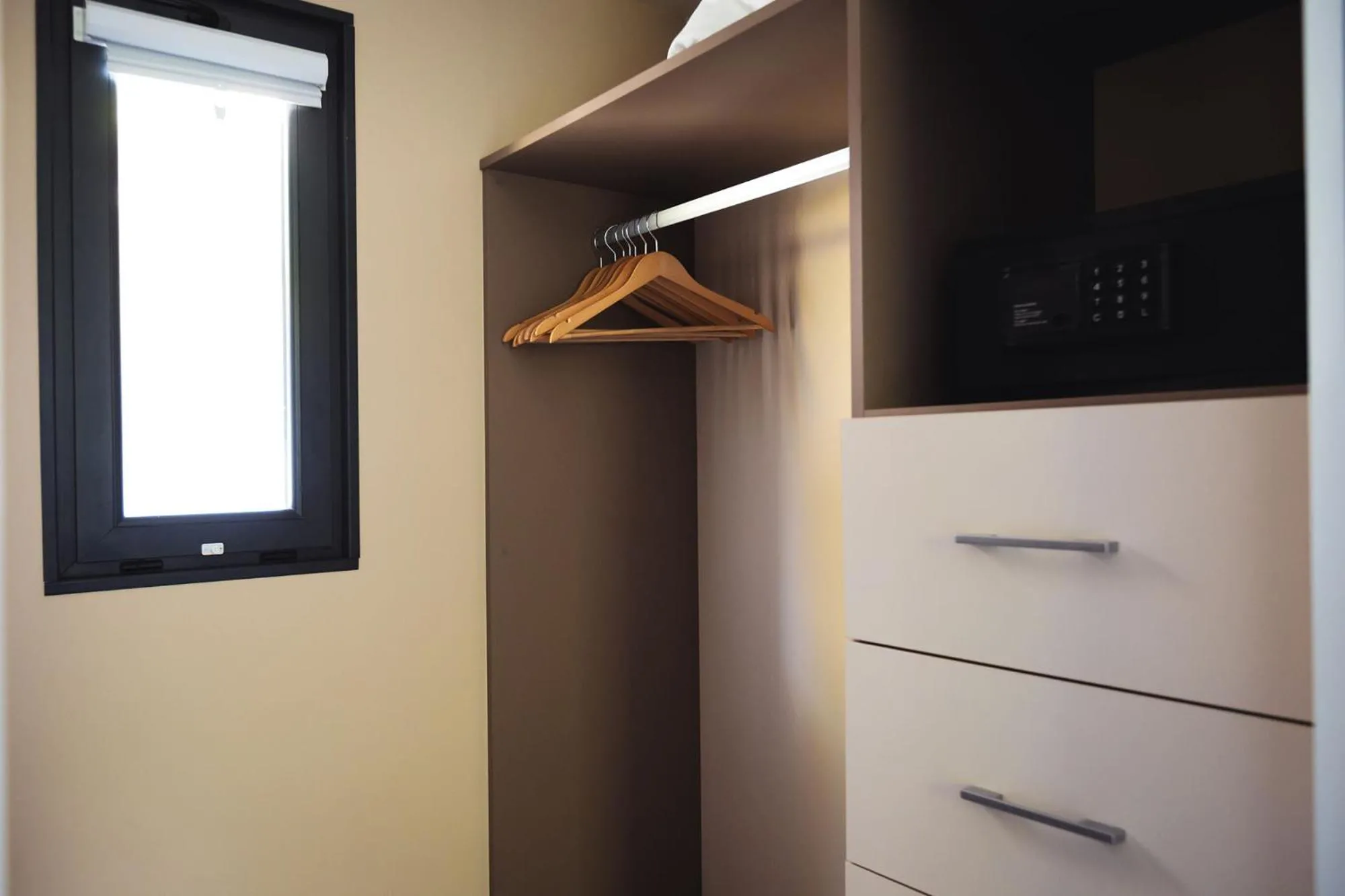 wardrobe in Les Prairies de la Mer
