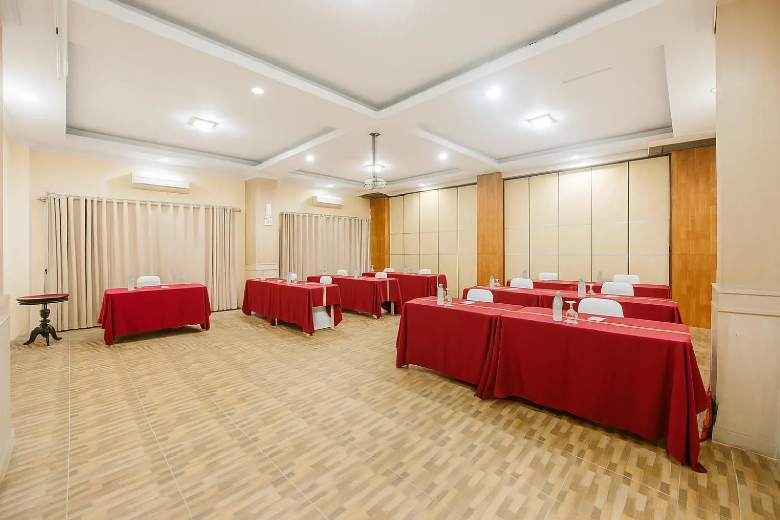 Meeting/conference room in Puri Saron Denpasar Hotel