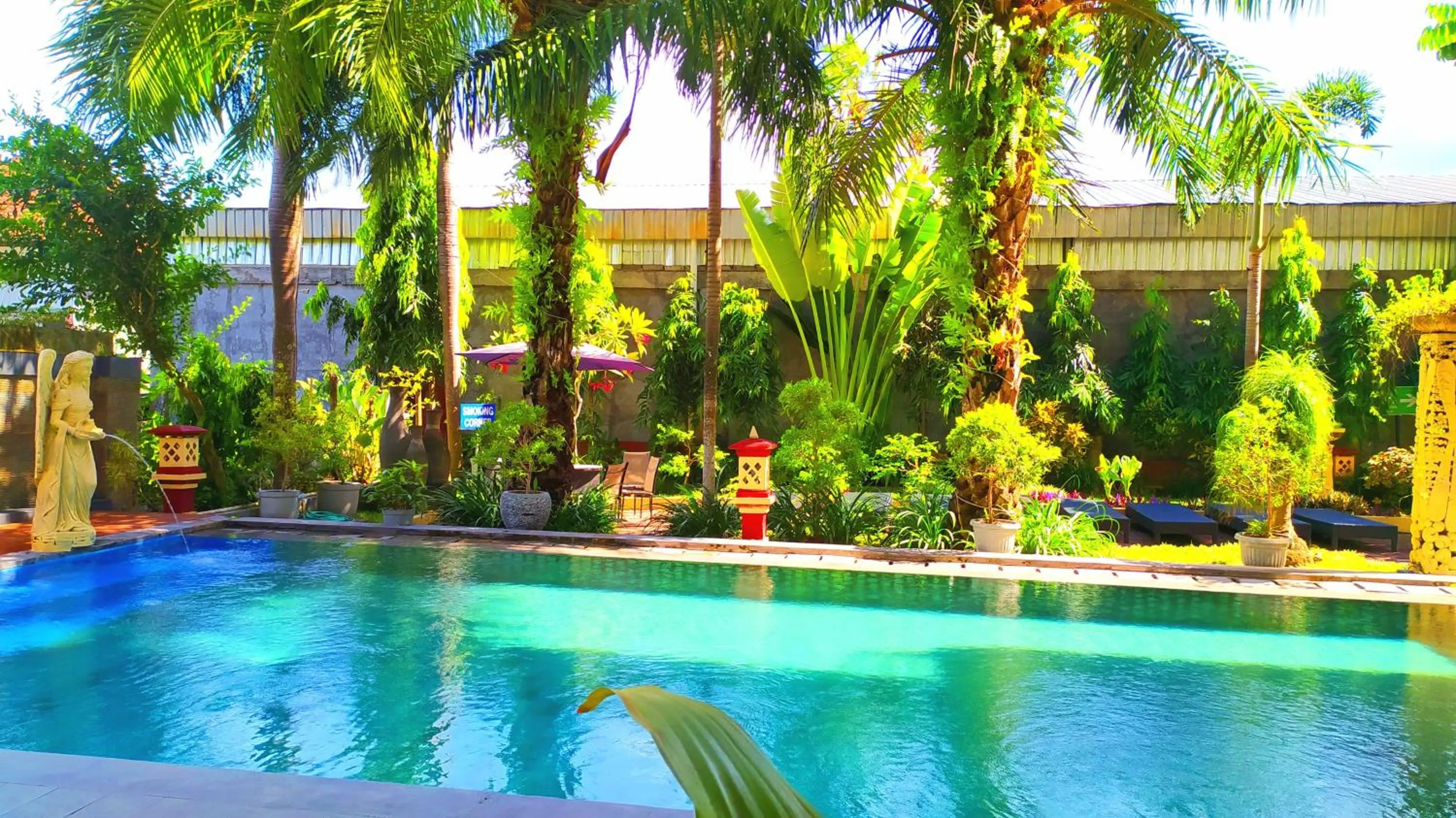 Swimming pool in Puri Saron Denpasar Hotel