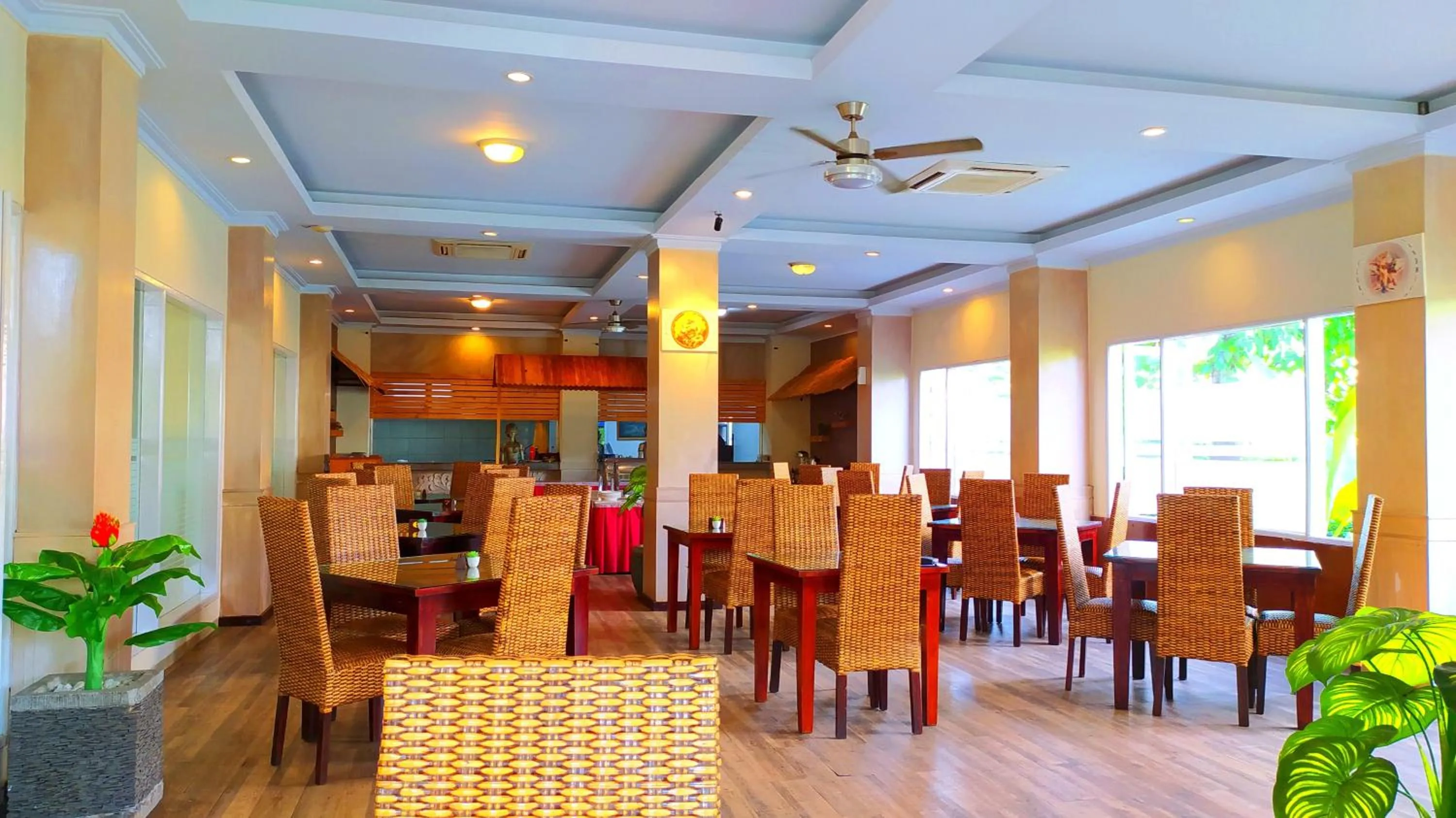 Restaurant/places to eat in Puri Saron Denpasar Hotel
