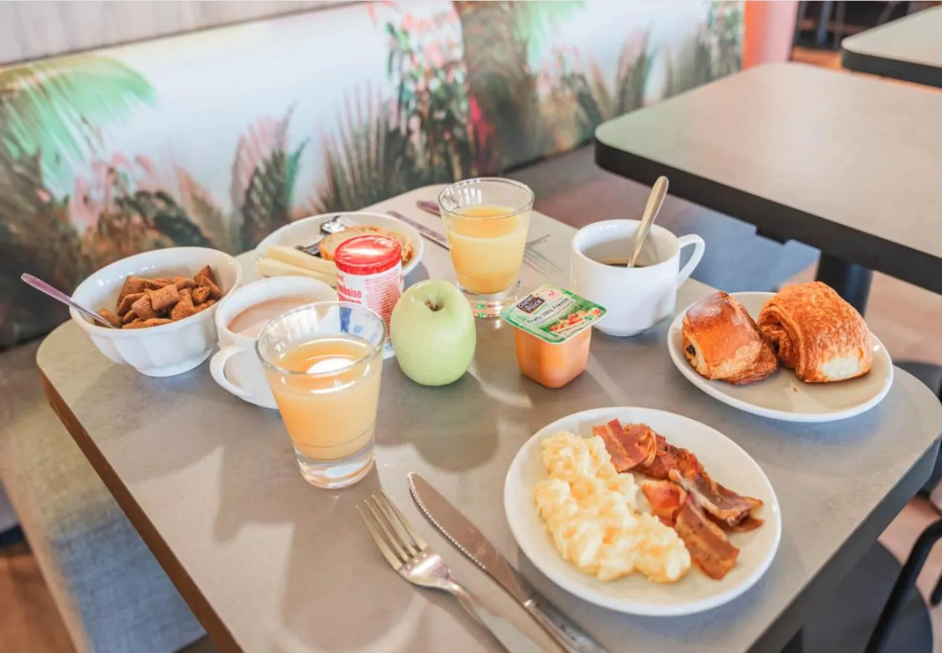 Breakfast in B&B HOTEL Strasbourg Aéroport