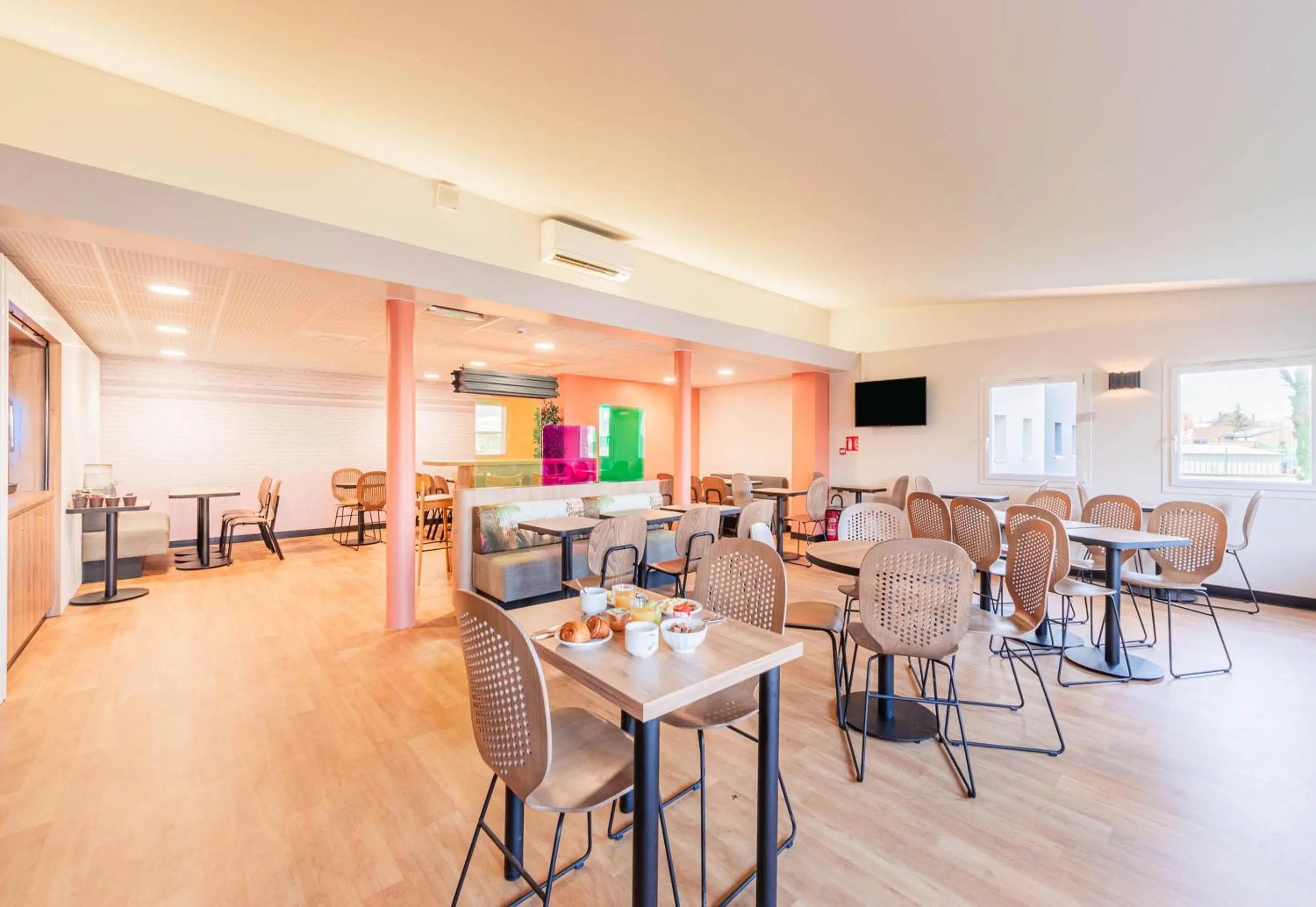 Restaurant/places to eat in B&B HOTEL Strasbourg Aéroport