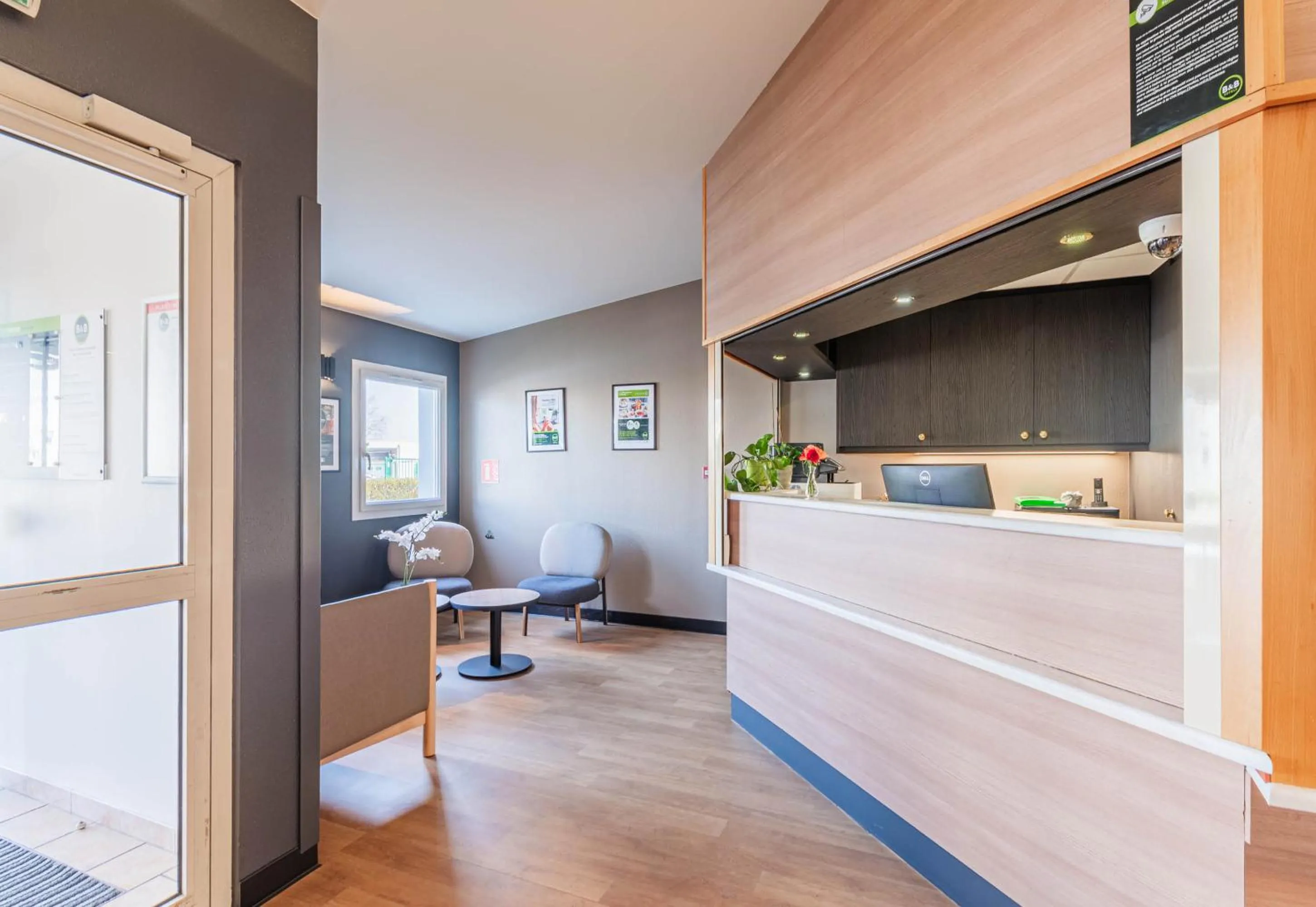 Lobby or reception in B&B HOTEL Strasbourg Aéroport