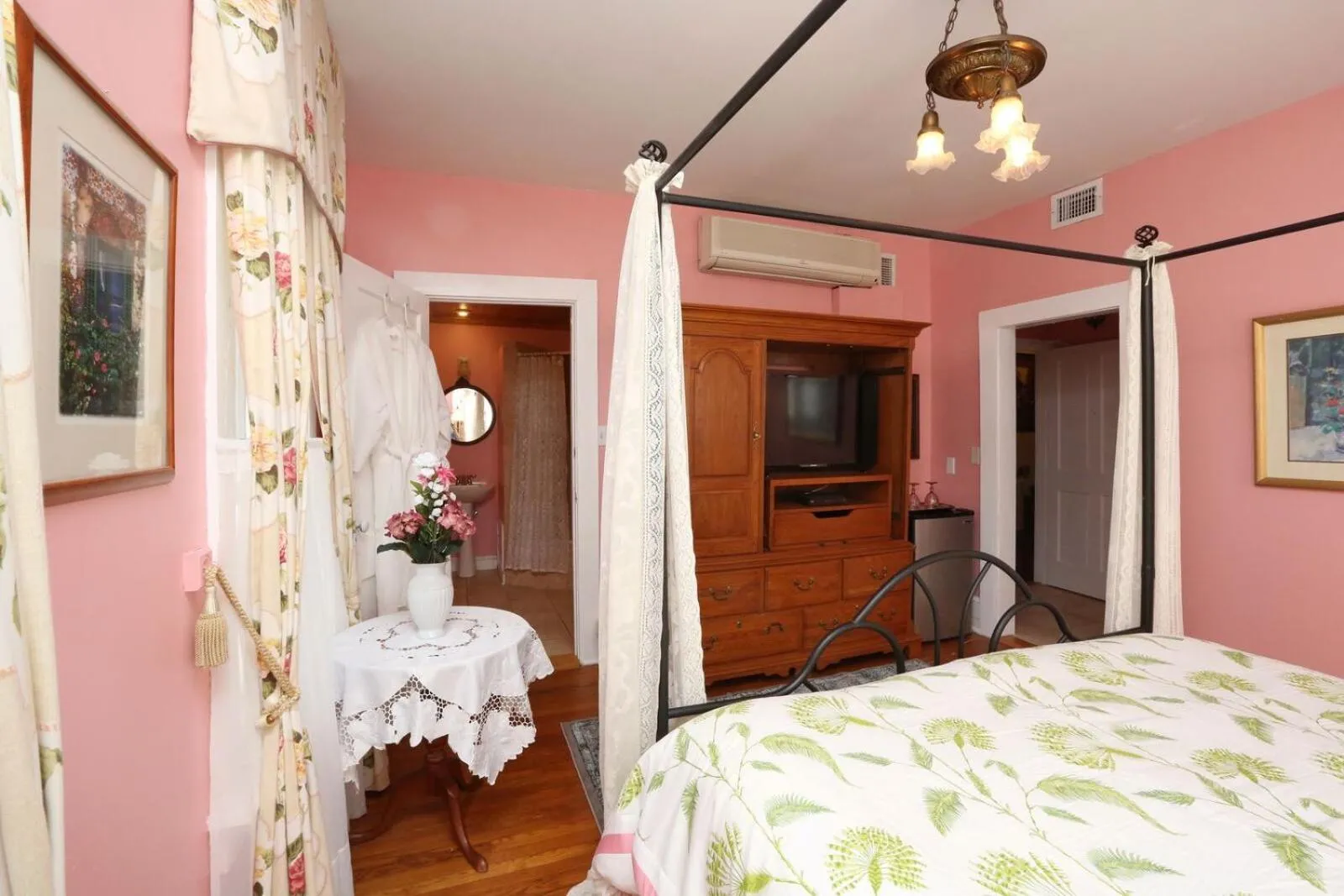 Photo of the whole room, Bed in Historic Sevilla House (Adults only)