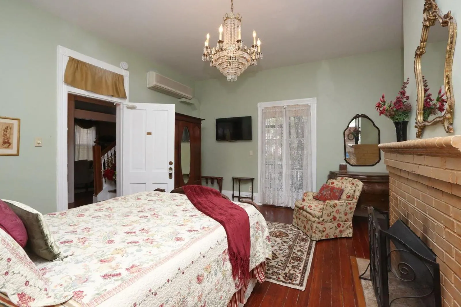 TV and multimedia, Bed in Historic Sevilla House (Adults only)
