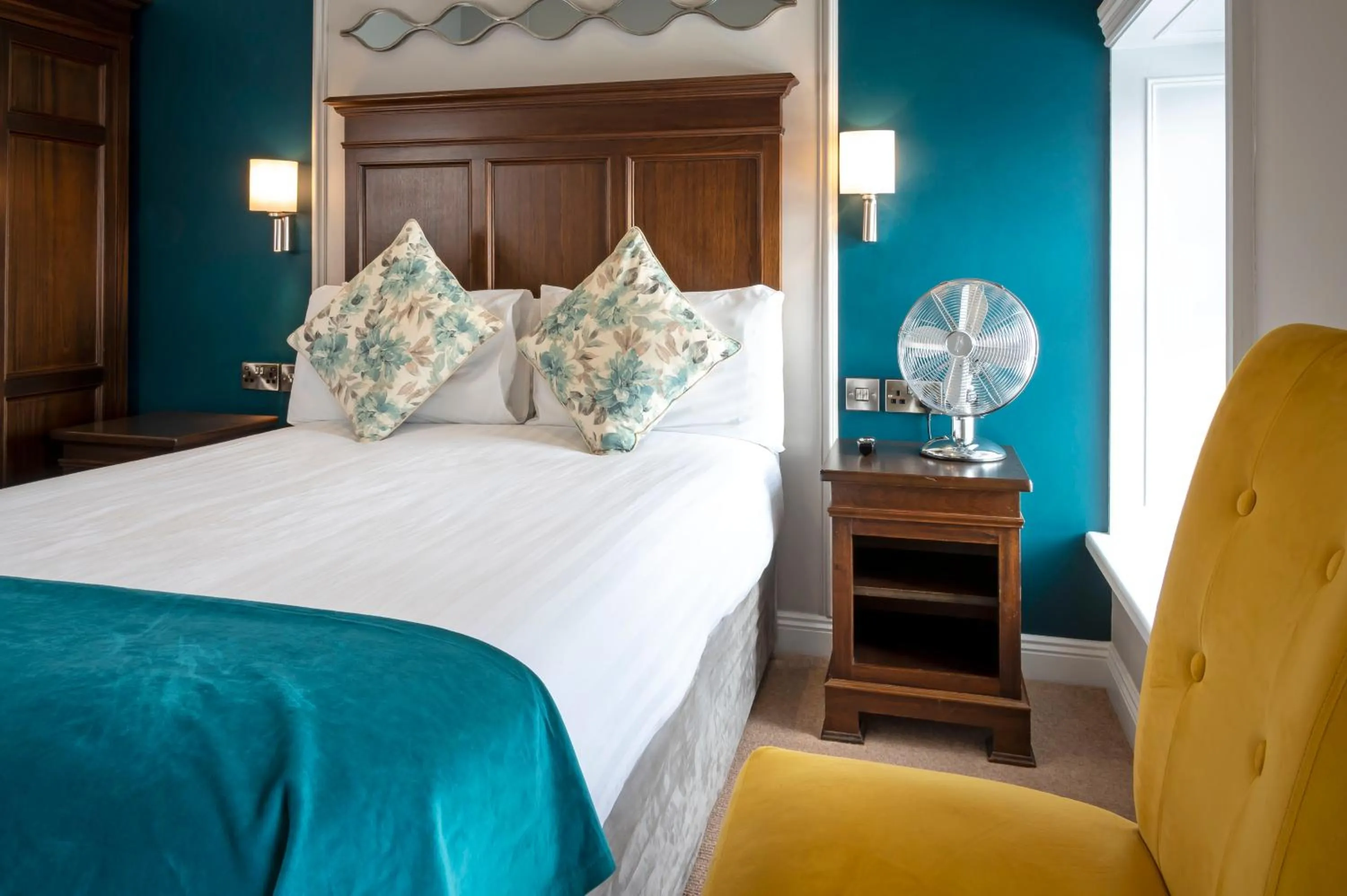 Bed in Nevins Newfield Inn Ltd