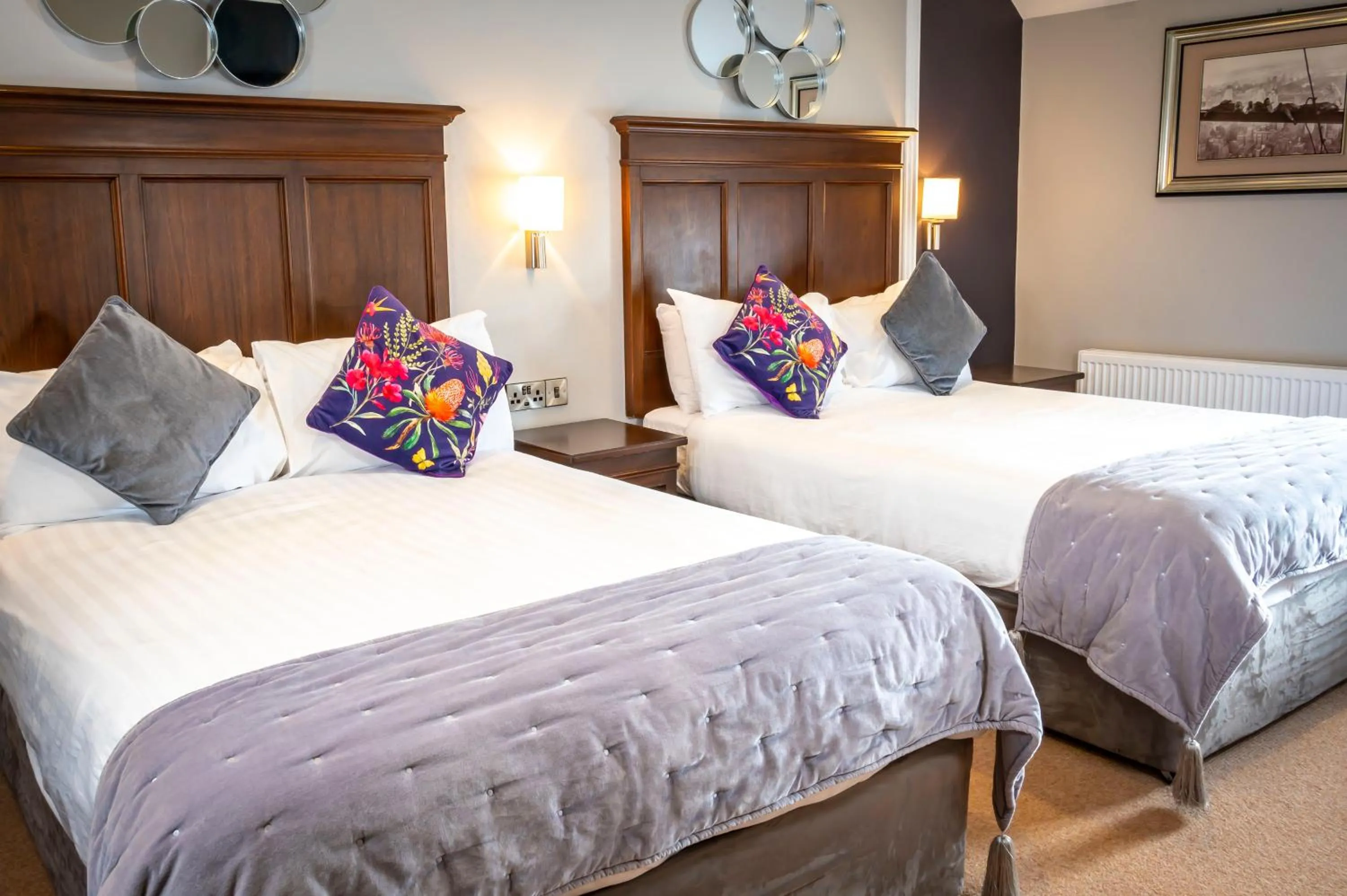 Bed in Nevins Newfield Inn Ltd