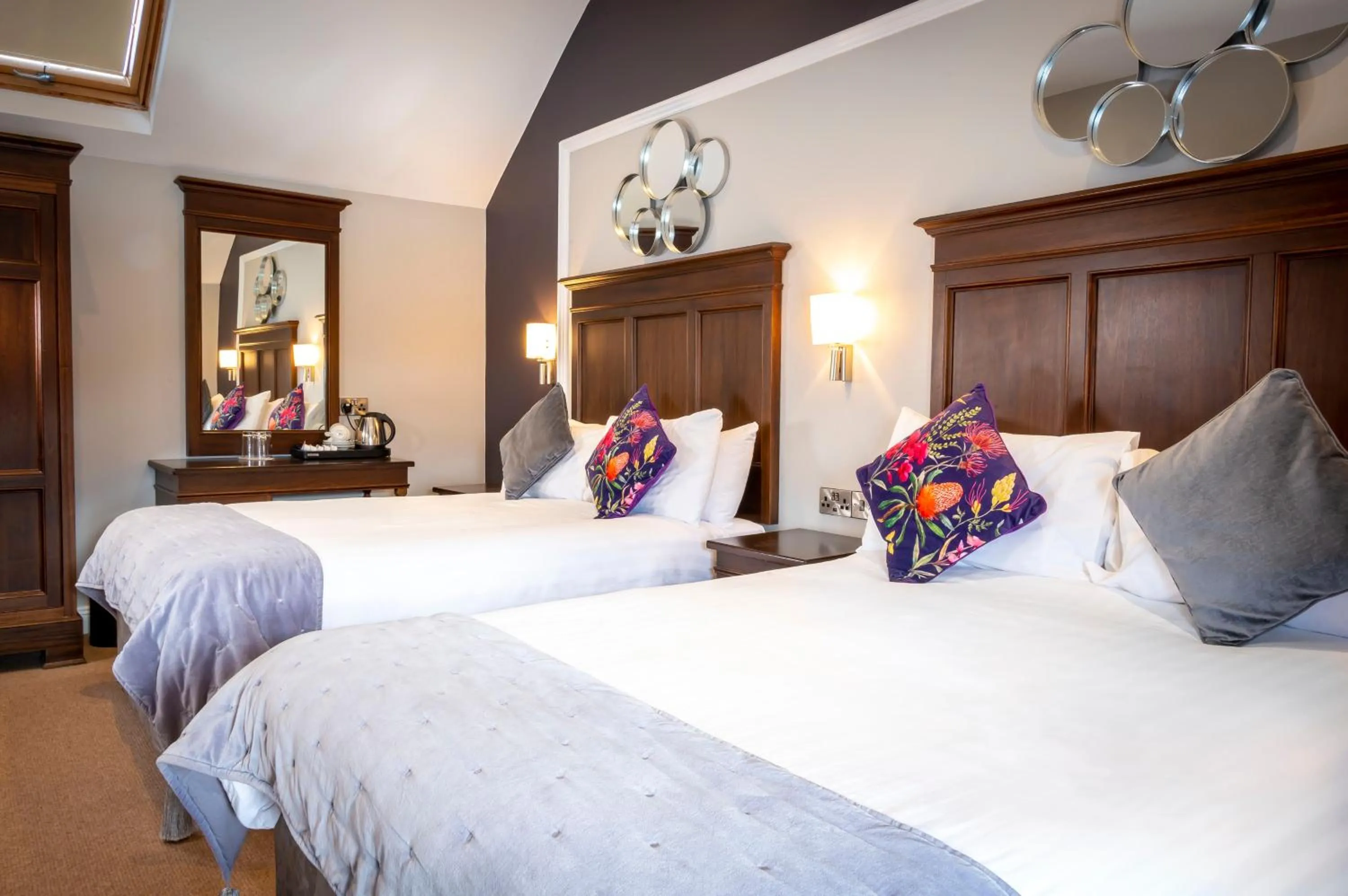 Property building, Bed in Nevins Newfield Inn Ltd