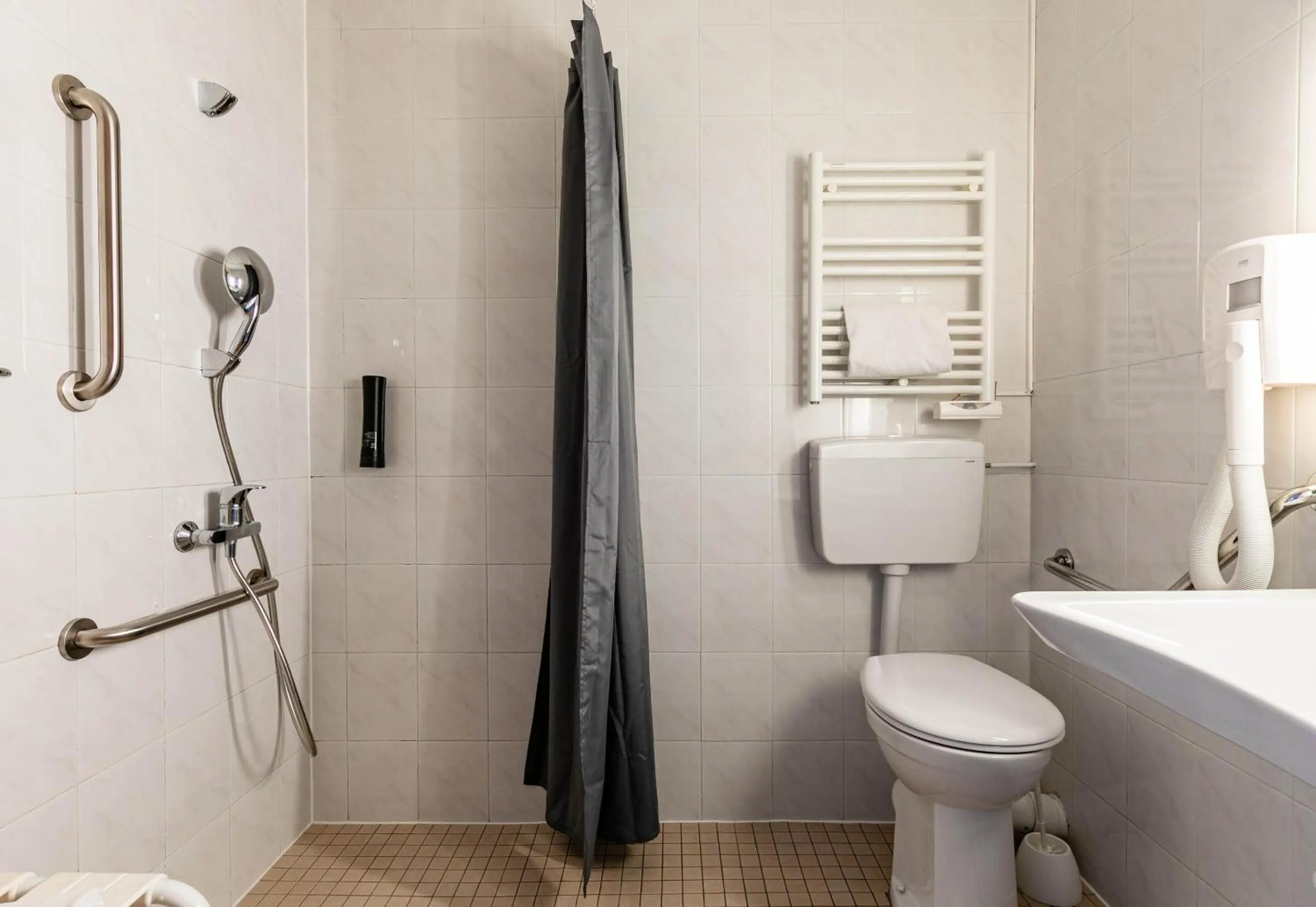 Shower in B&B HOTEL Colmar Lumière