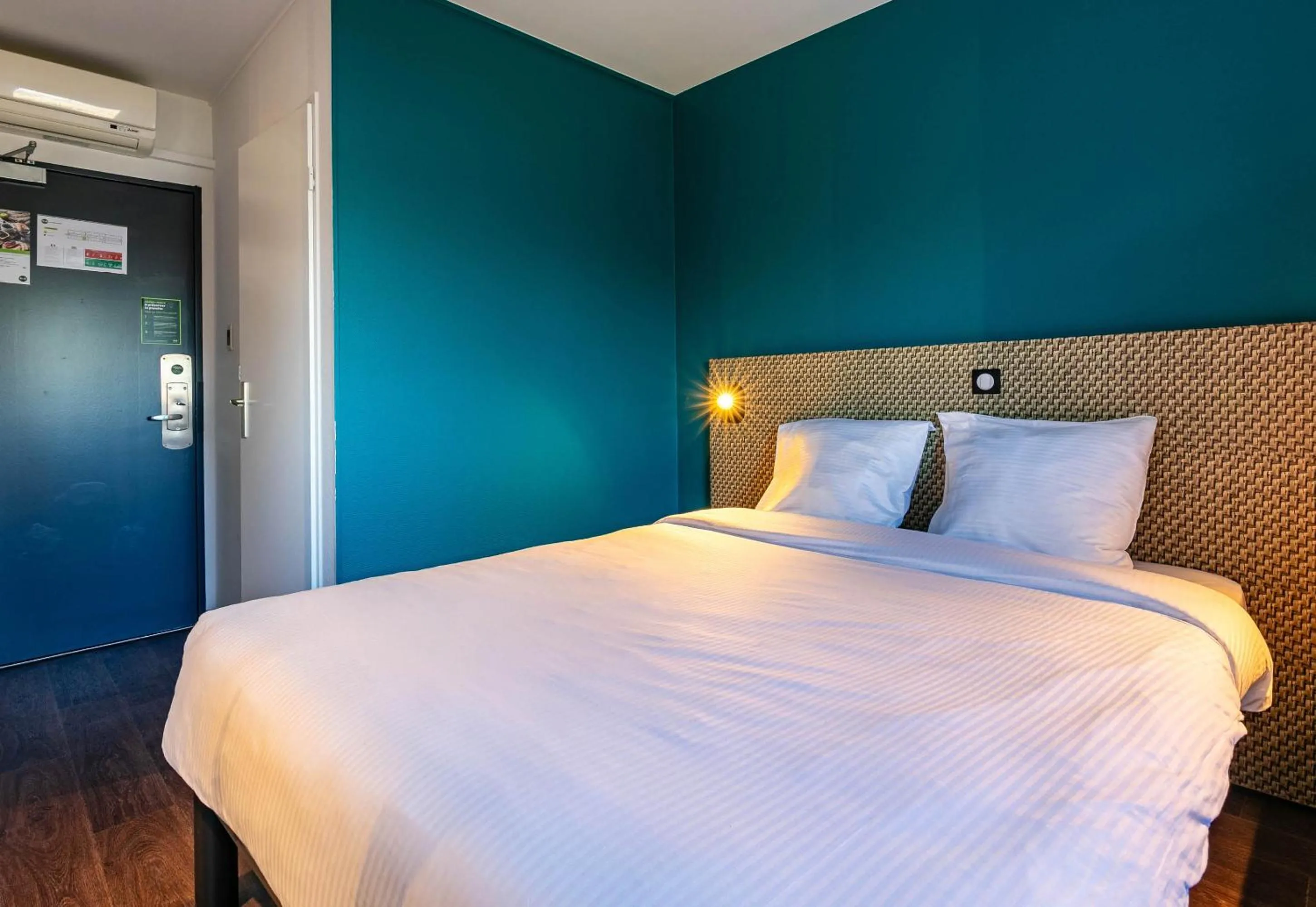 Photo of the whole room, Bed in B&B HOTEL Colmar Lumière