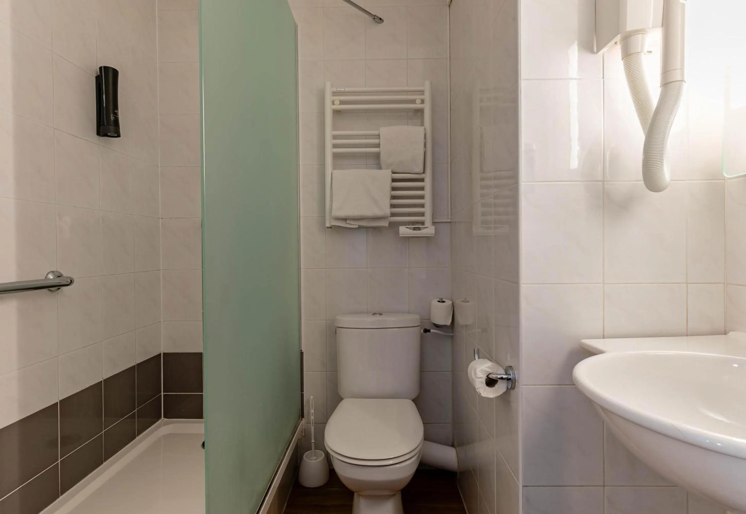 Shower in B&B HOTEL Colmar Lumière