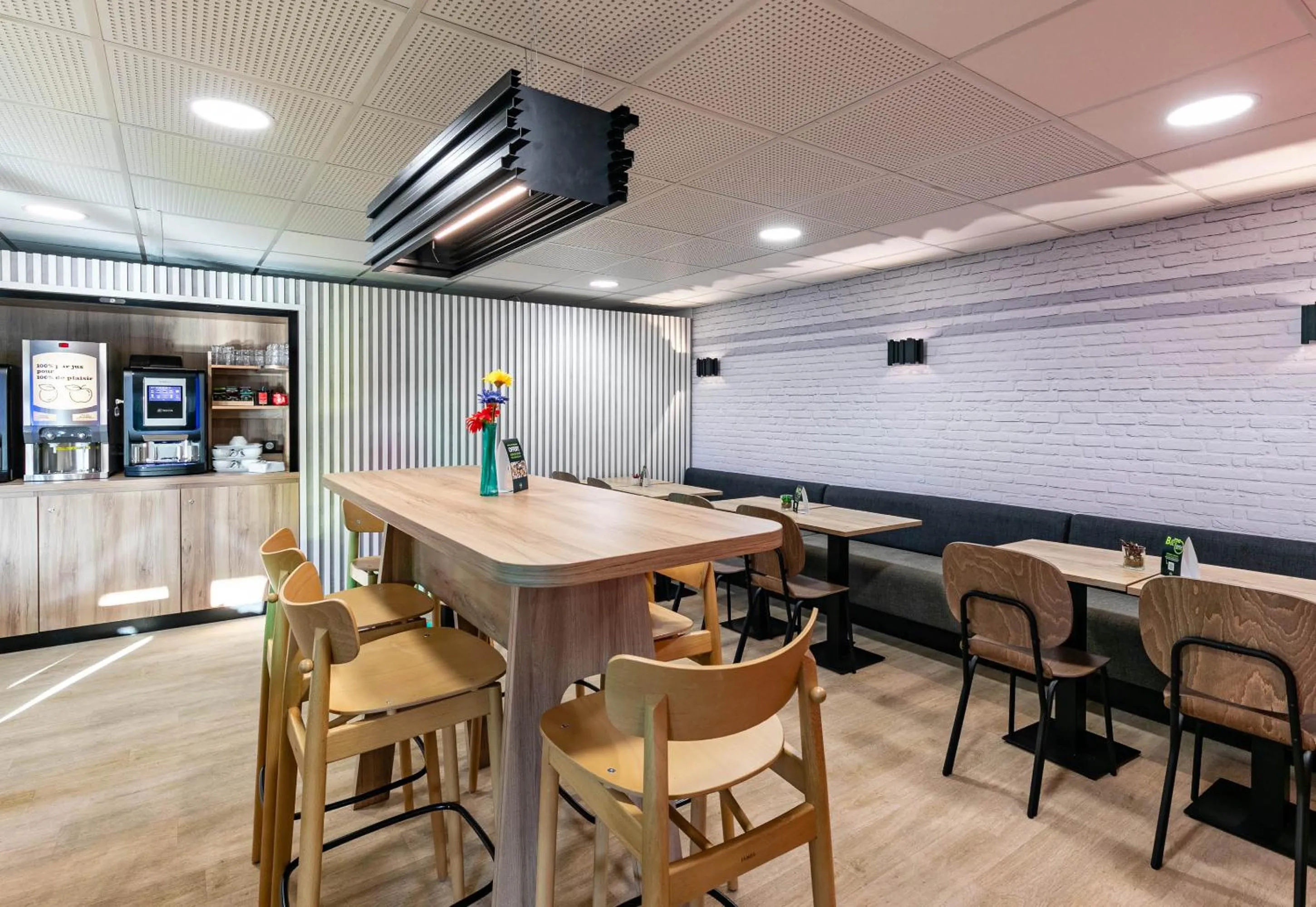 Dining area in B&B HOTEL Colmar Lumière