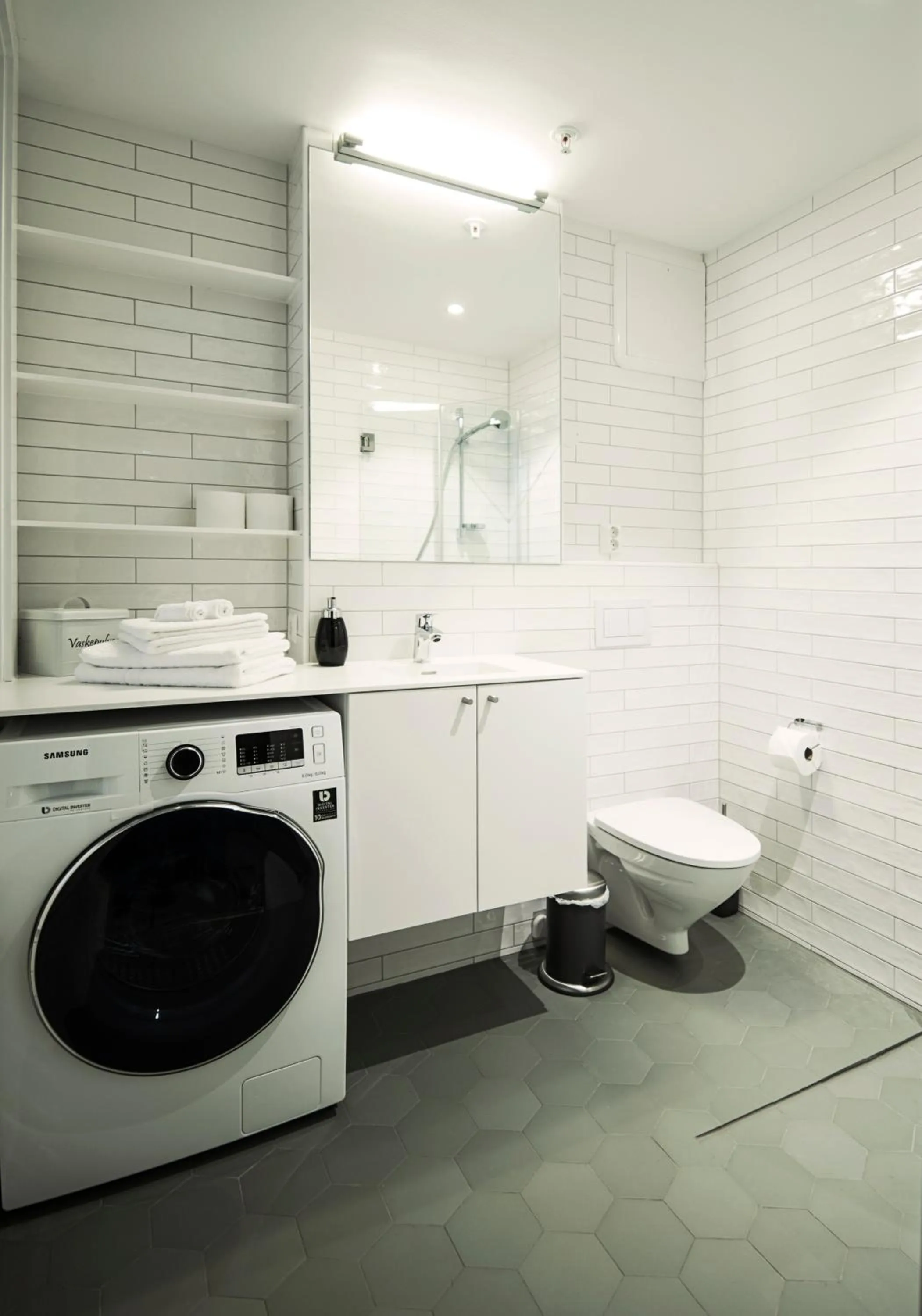 Bathroom in Home Again Apartments Nygata 1