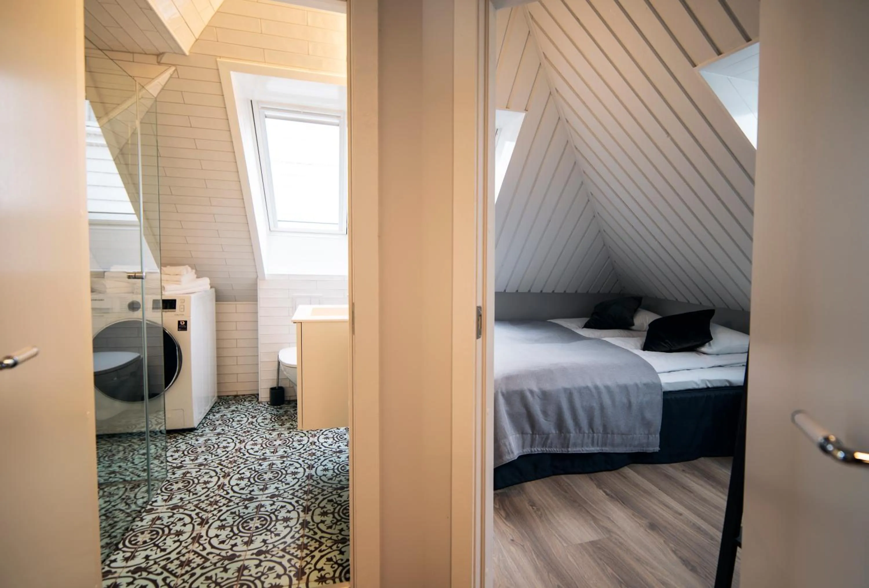 Bathroom, Bed in Home Again Apartments Nygata 1