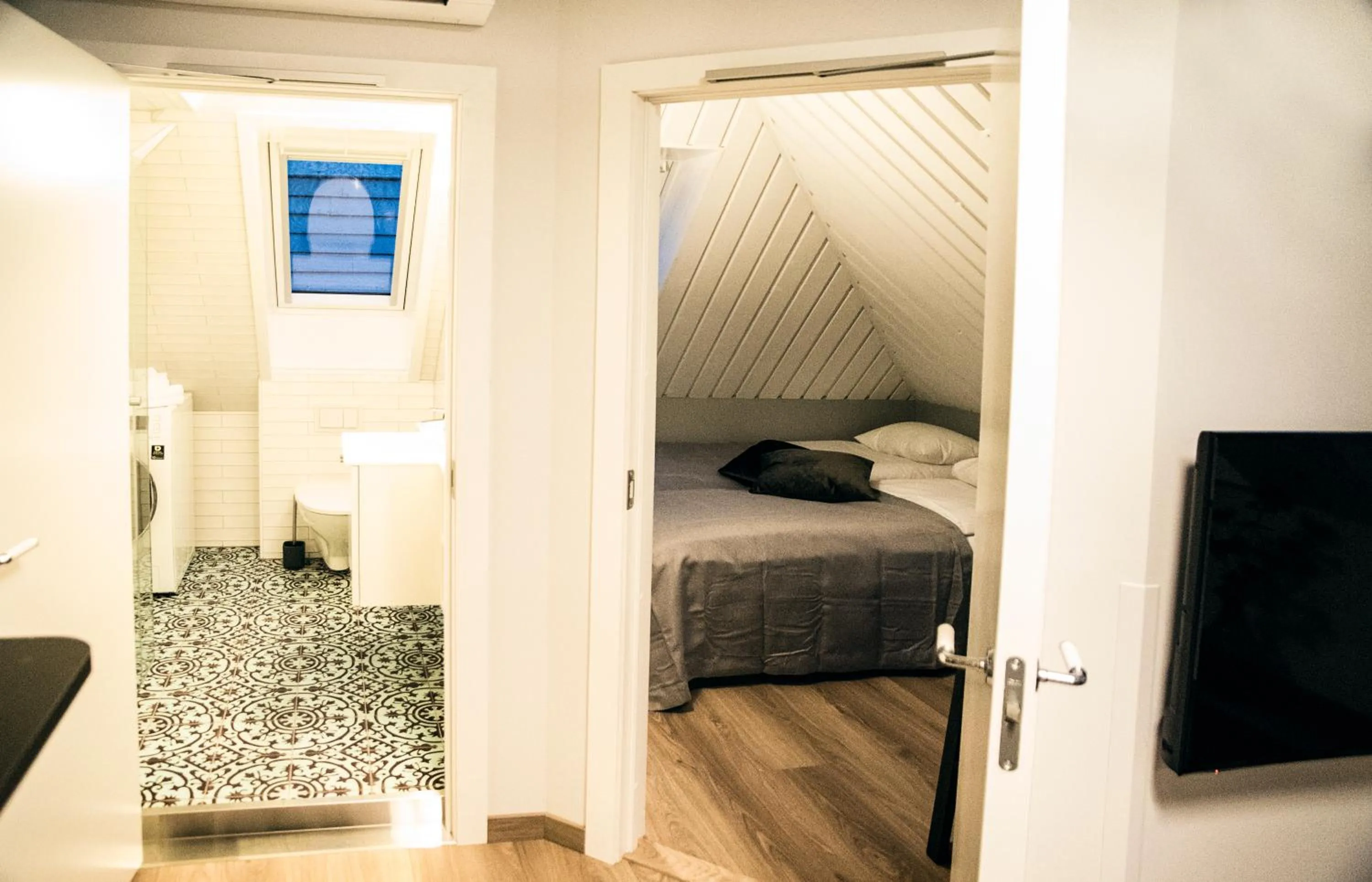 Bed in Home Again Apartments Nygata 1