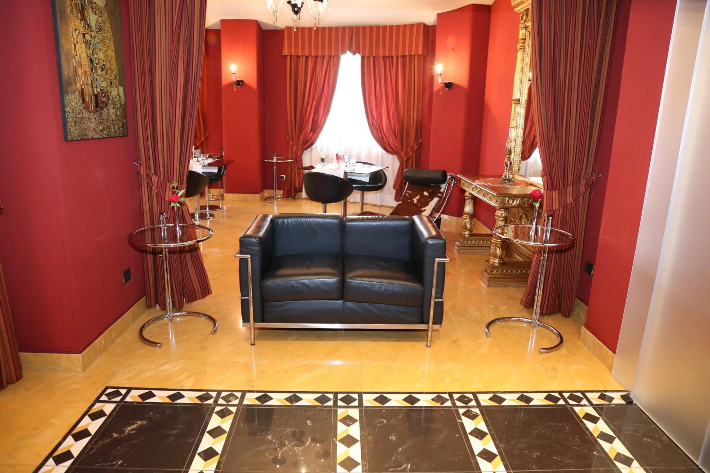 Dining area in Marcantonio Hotel