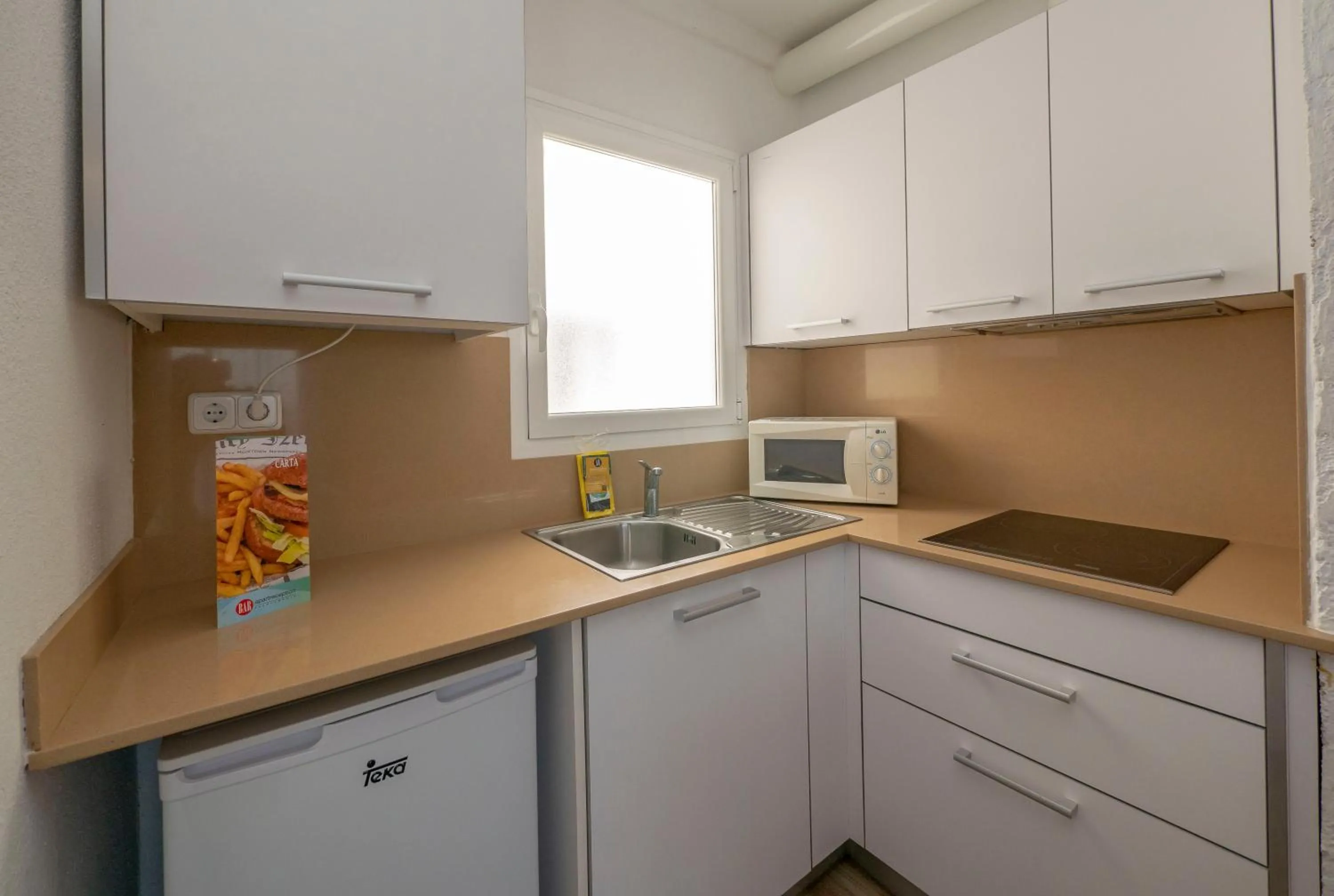 Kitchen or kitchenette in Apartamentos AR Muntanya Mar