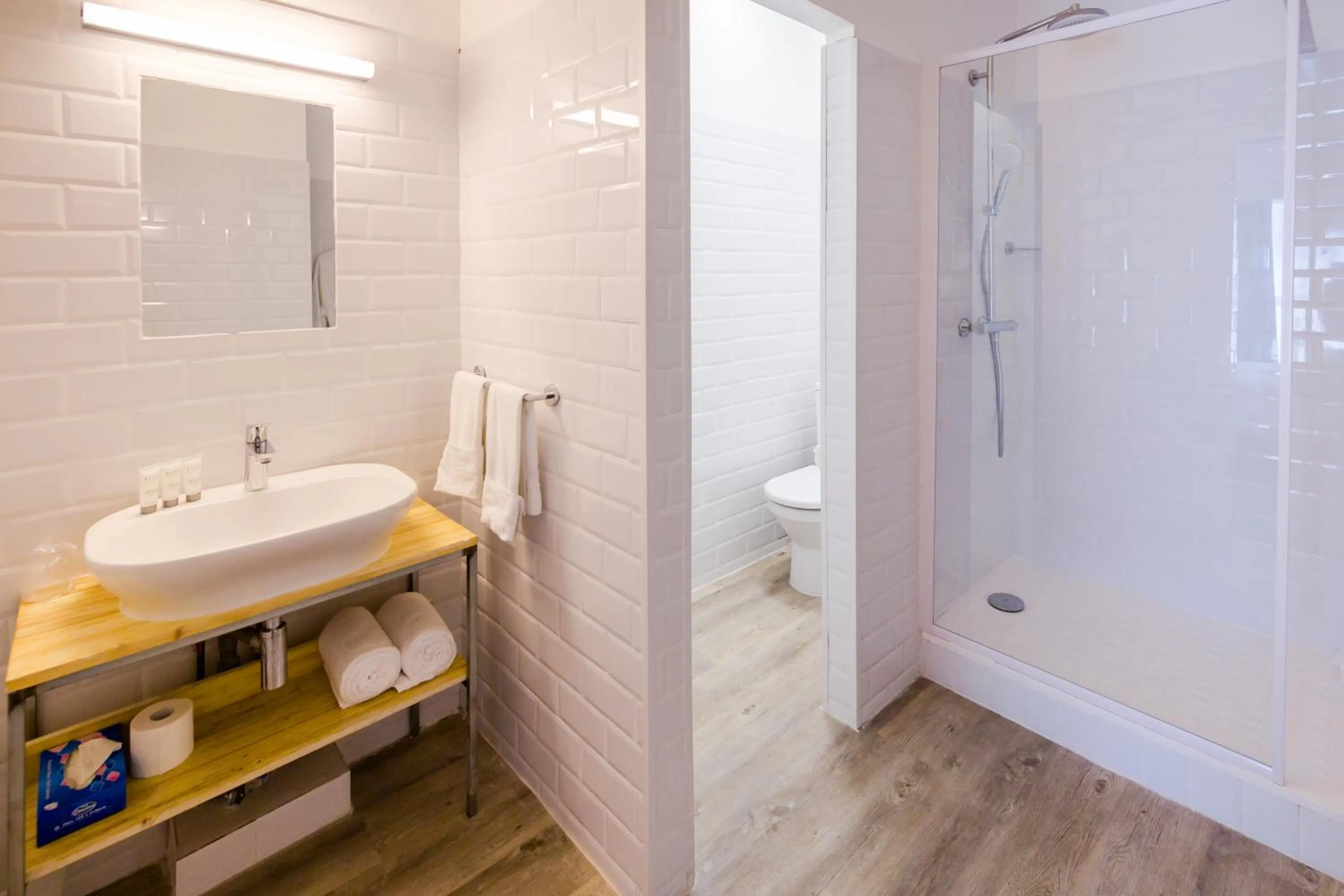 Shower in Hôtel Le Grand Bleu