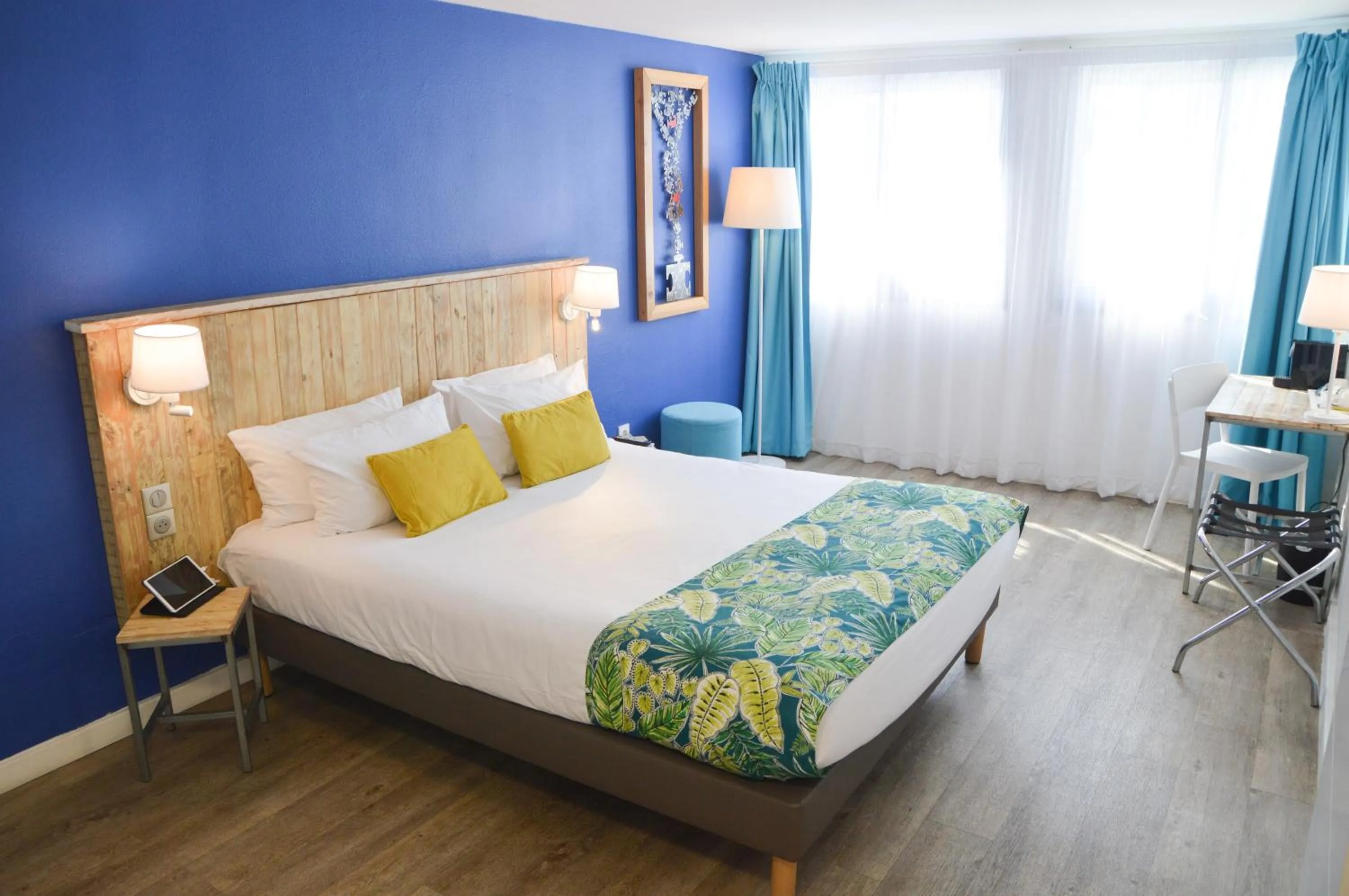 Bed in Hôtel Le Grand Bleu