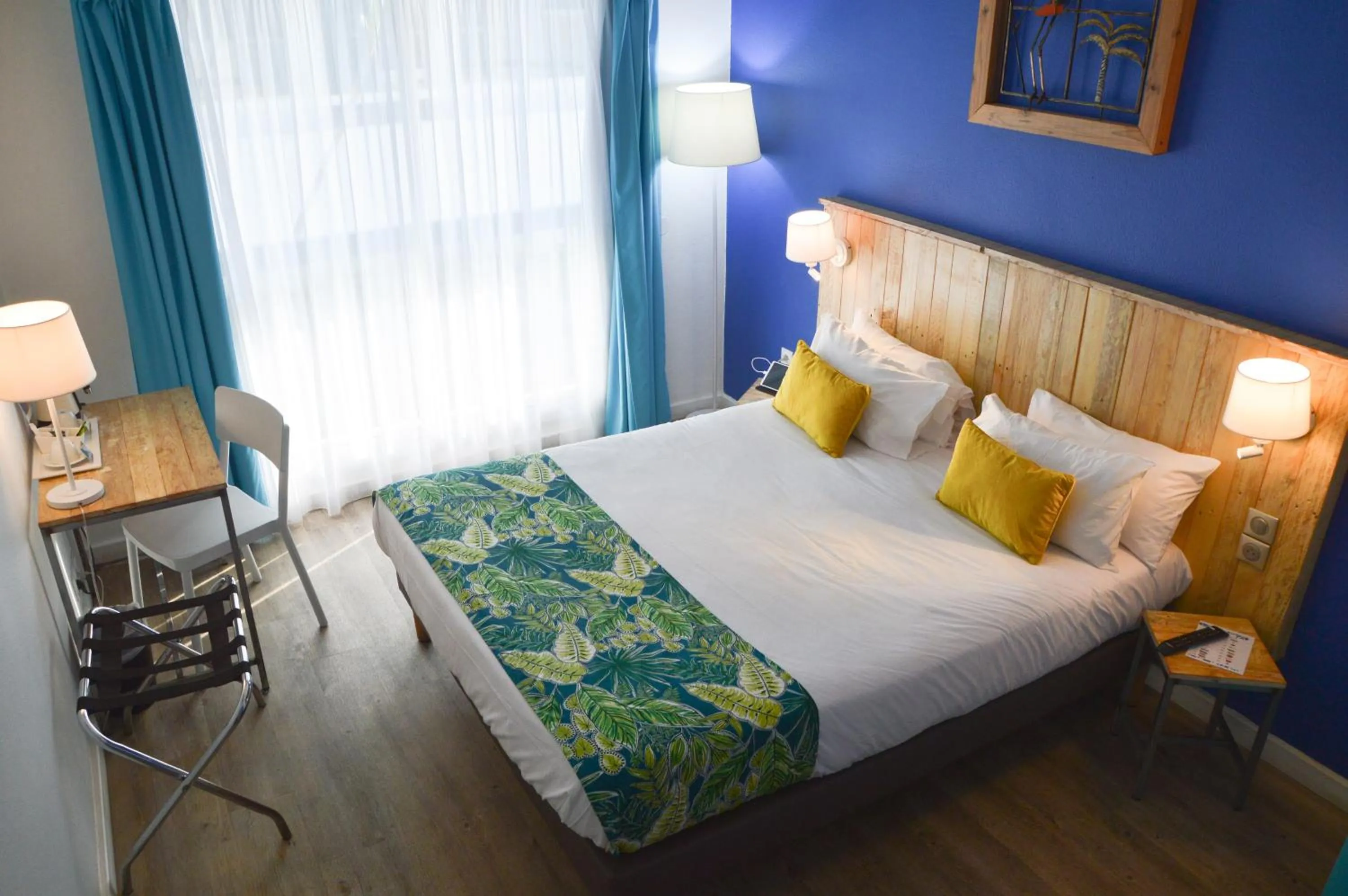 Bed in Hôtel Le Grand Bleu