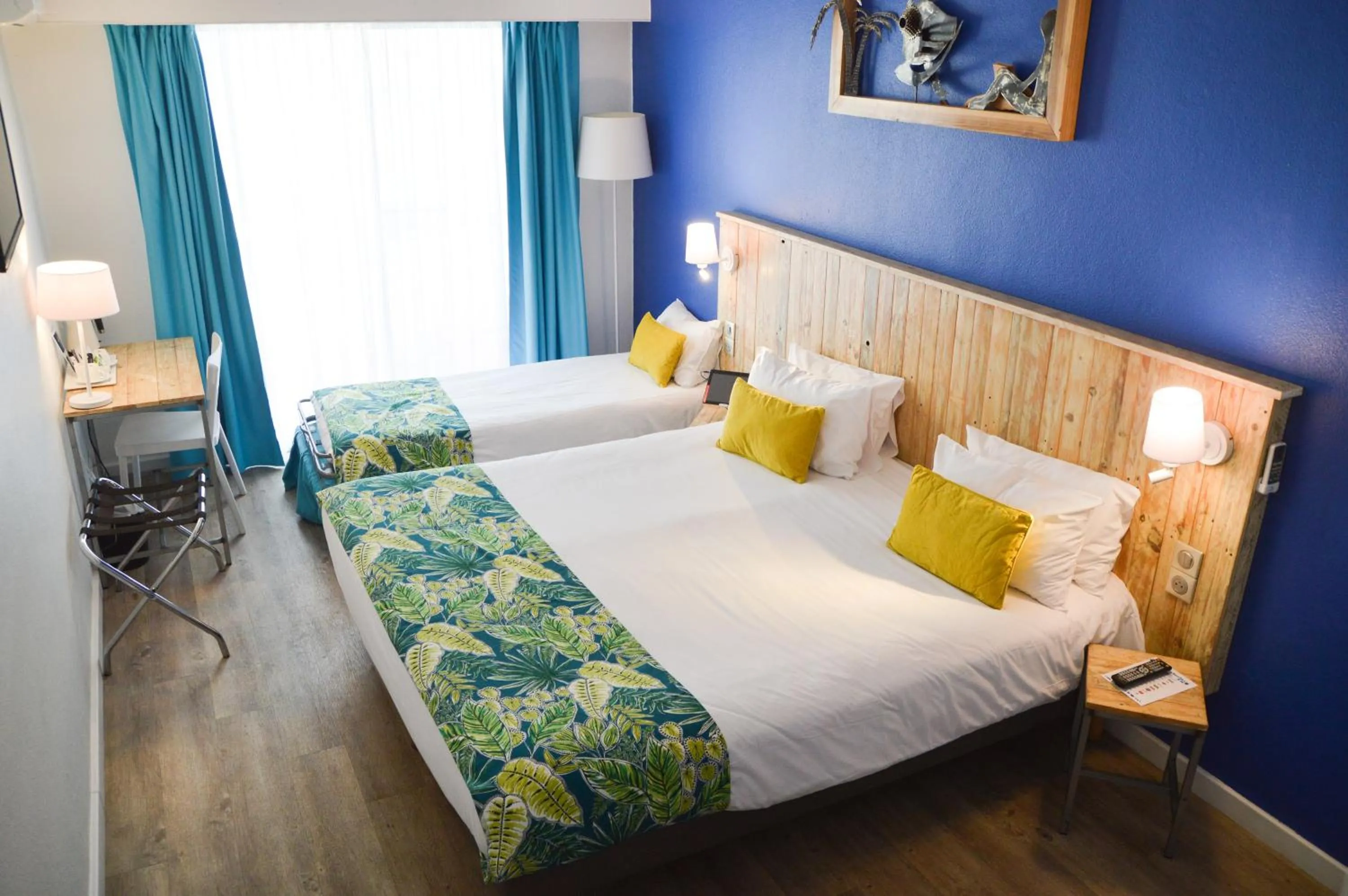 Bed in Hôtel Le Grand Bleu