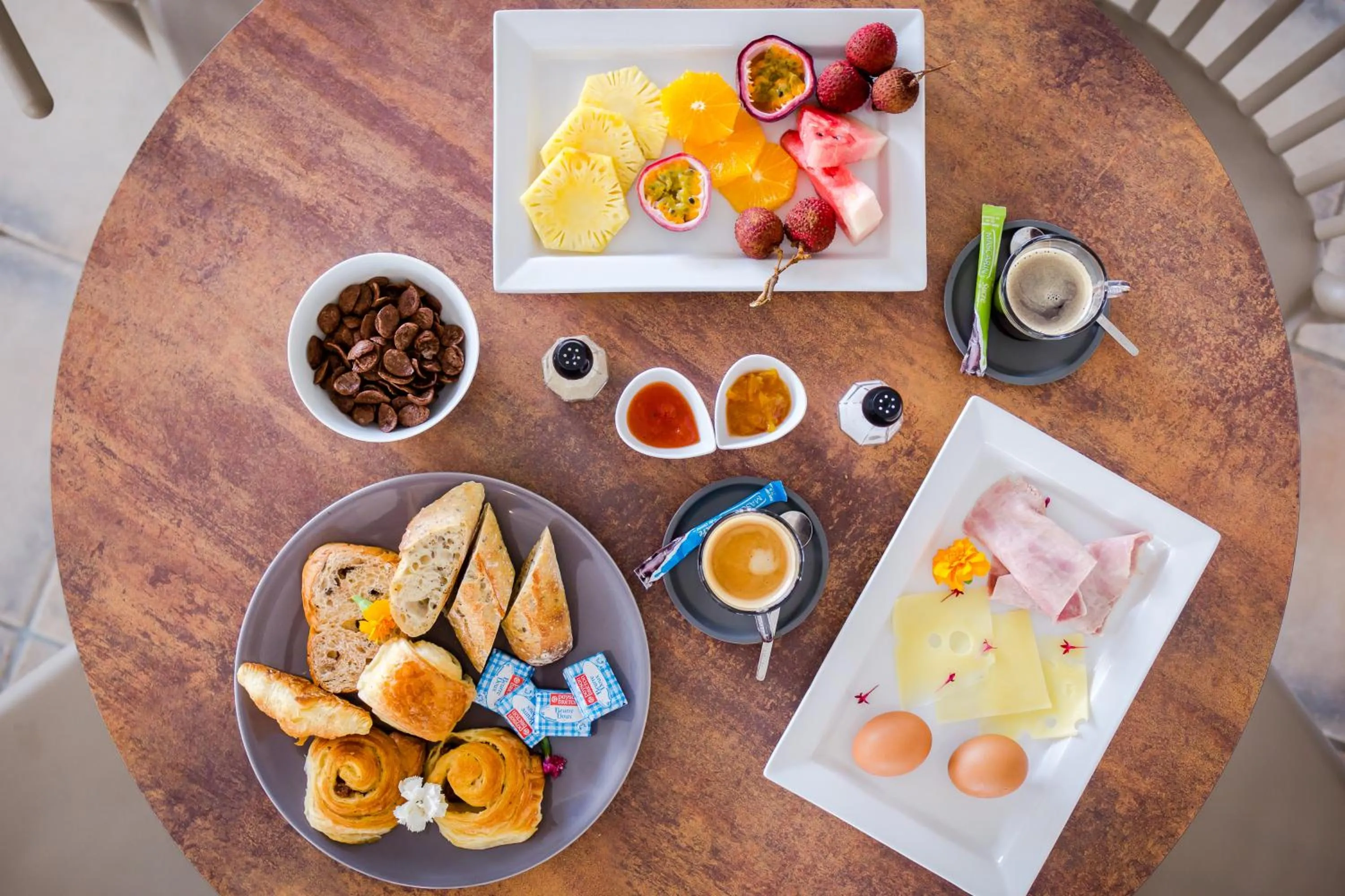 Food and drinks in Hôtel Le Grand Bleu