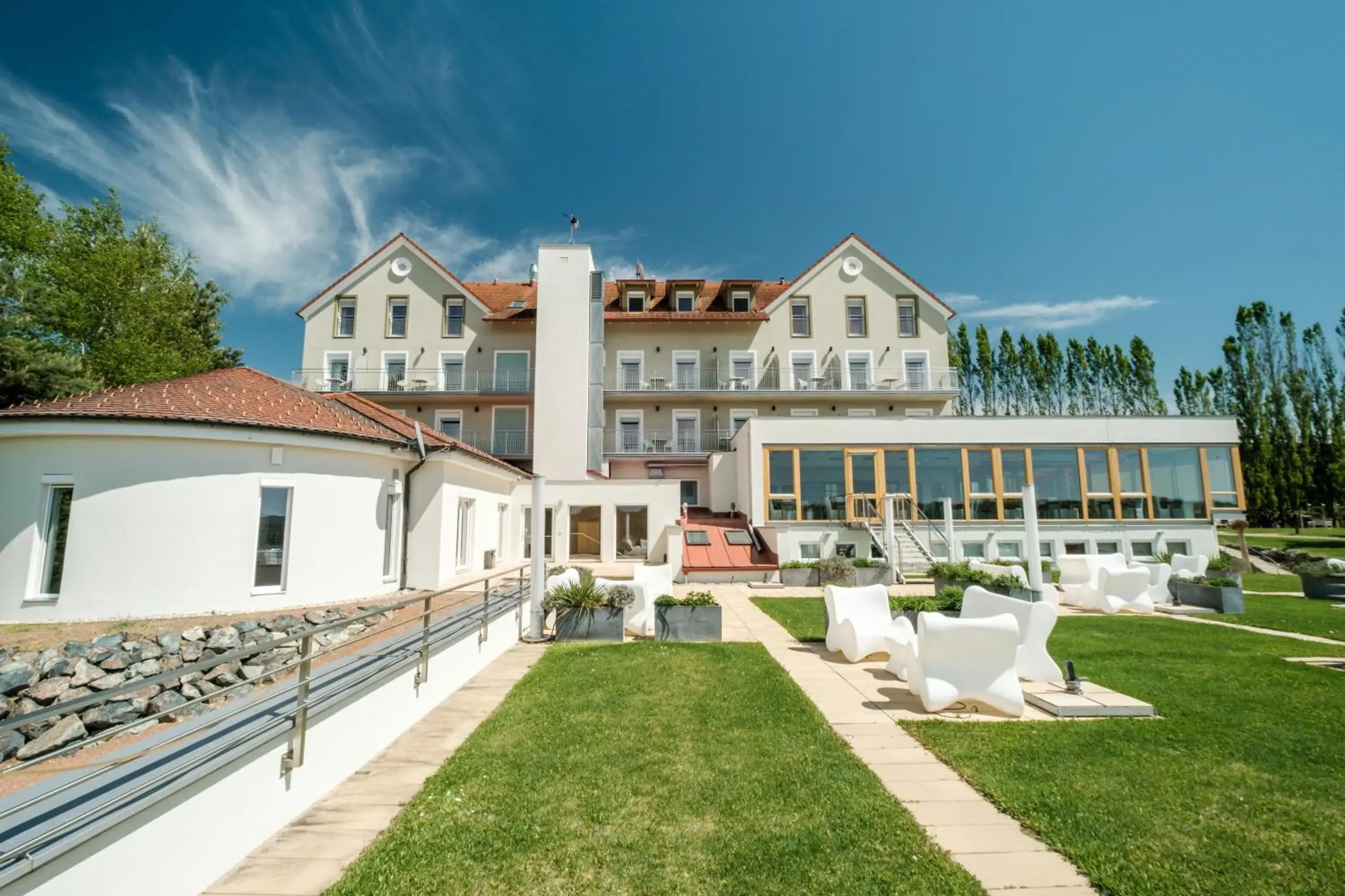 Day, Property Building in Das Eisenberg