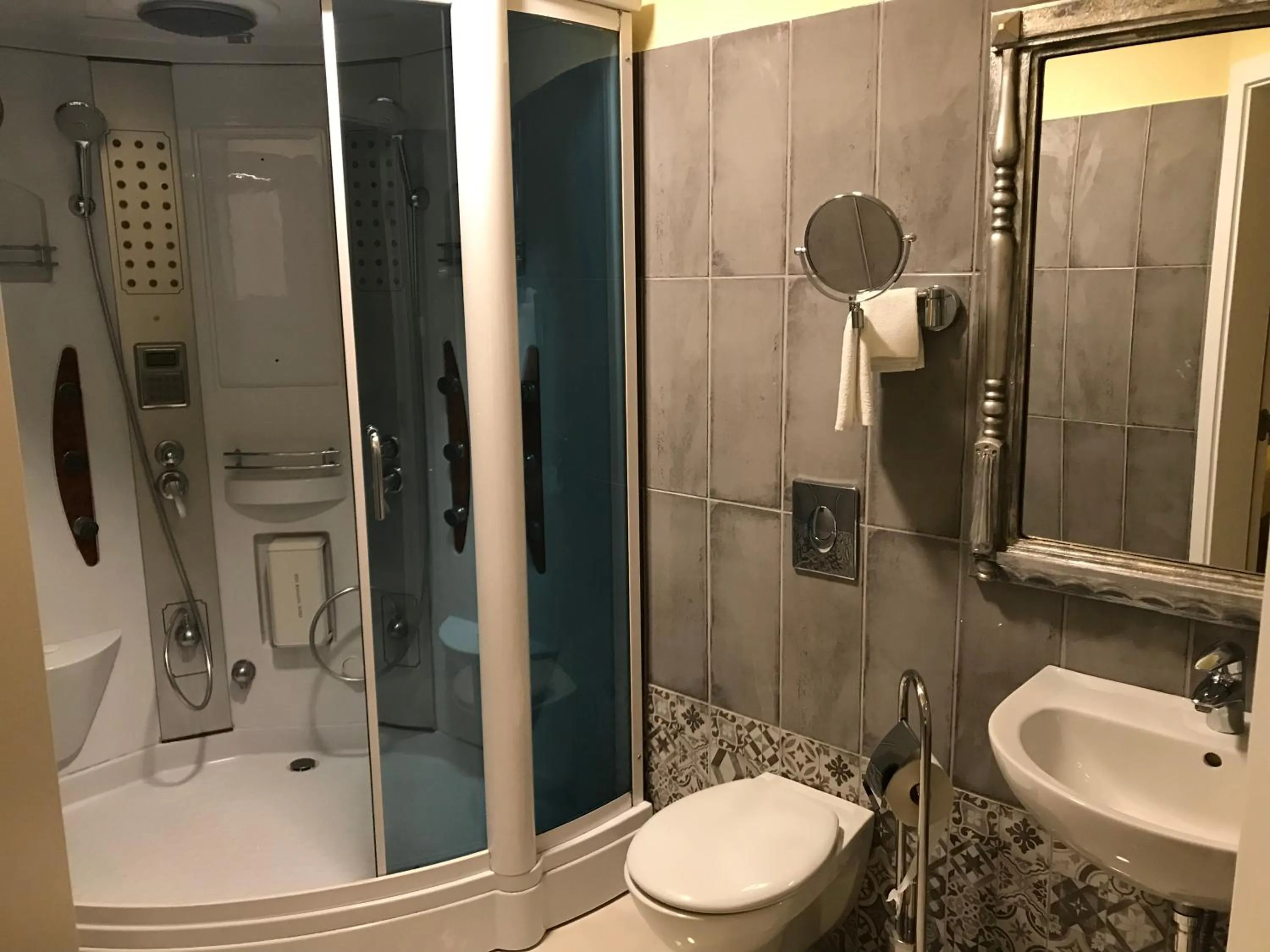 Shower in Hotel Podzamcze