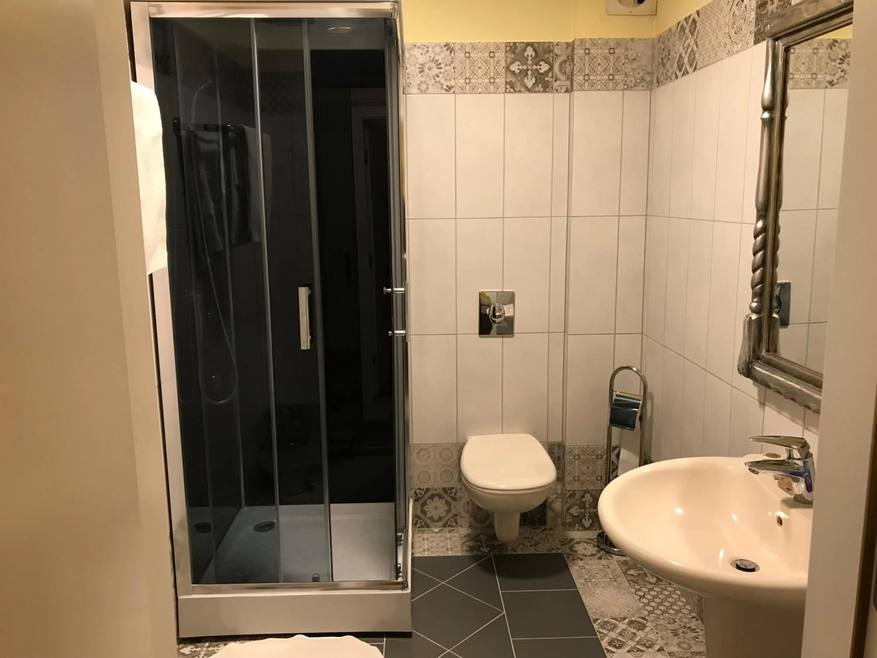 Shower in Hotel Podzamcze