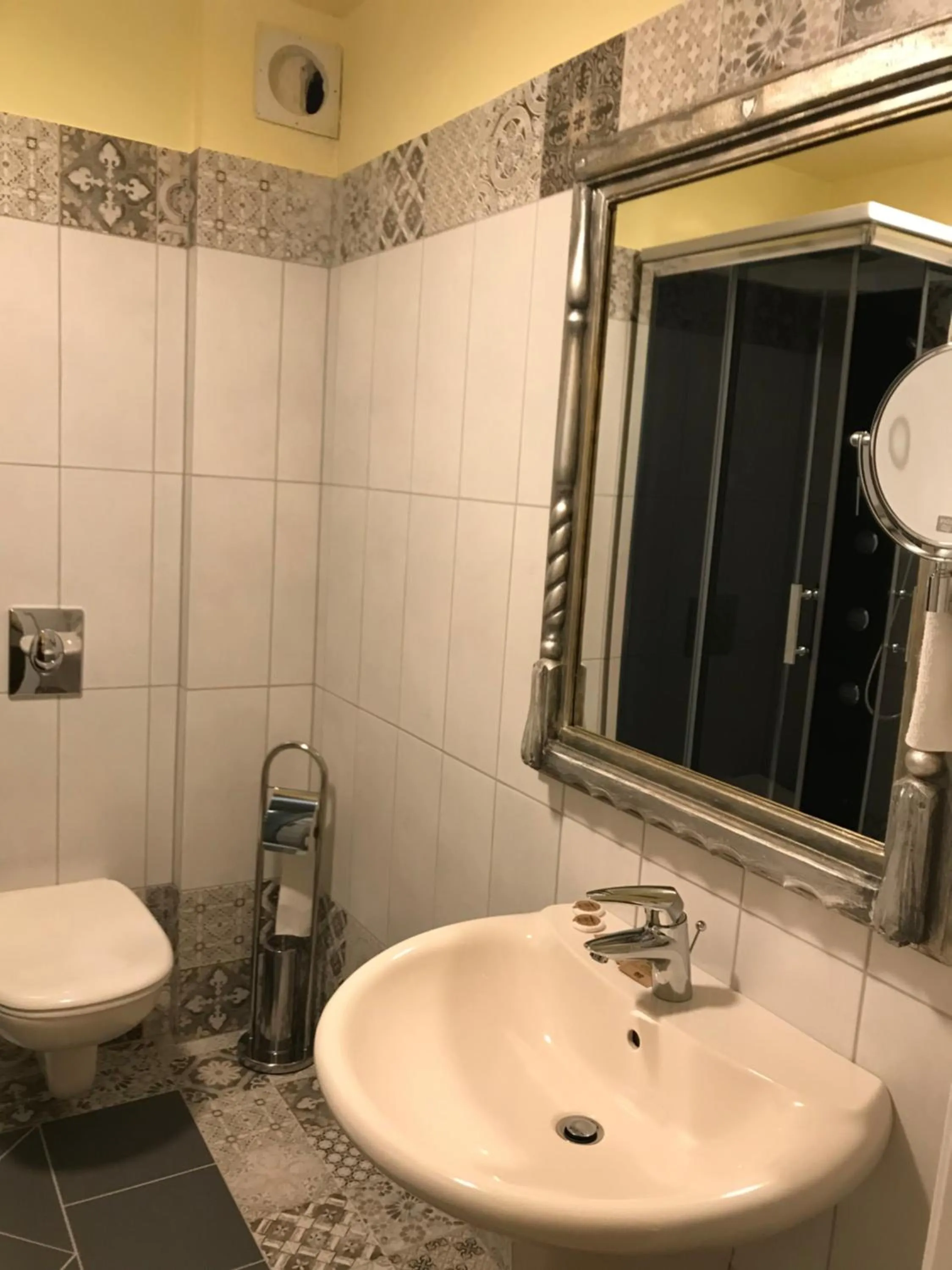 Shower in Hotel Podzamcze