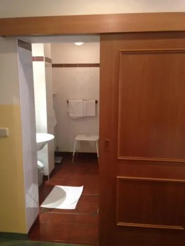 Bathroom, Bed in Hotel Pension Alte Mühle