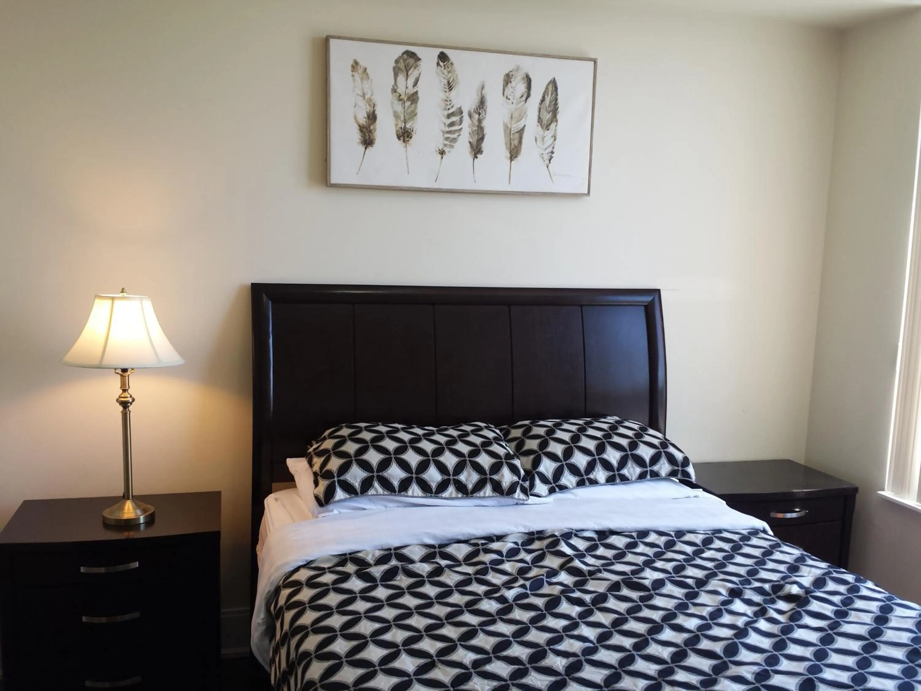 Bed in 2 BEDROOM 2 Bathroom Best Value Prime Location in Missisauga