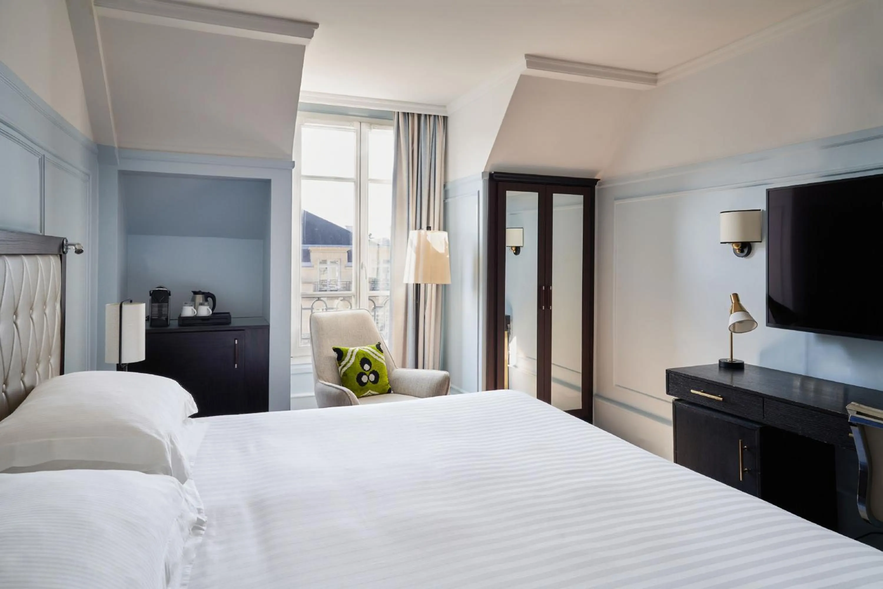 Photo of the whole room, Bed in Paris Marriott Opera Ambassador Hotel