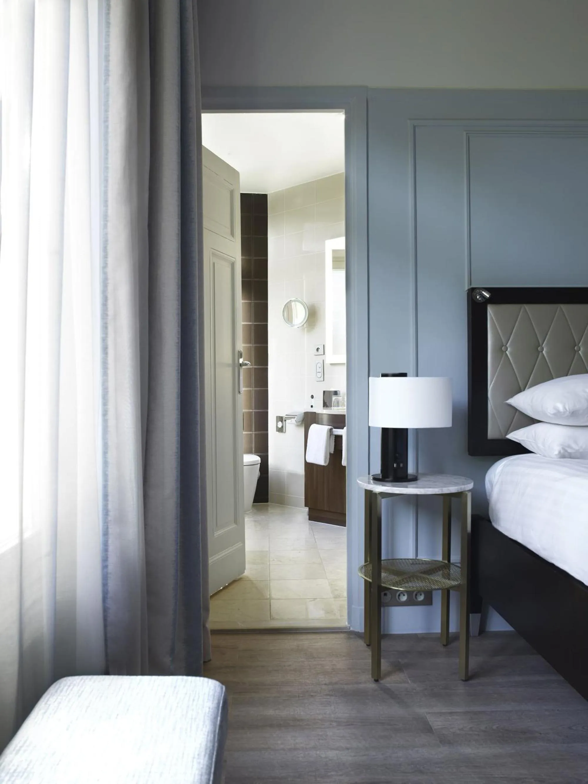 Bathroom, Bed in Paris Marriott Opera Ambassador Hotel